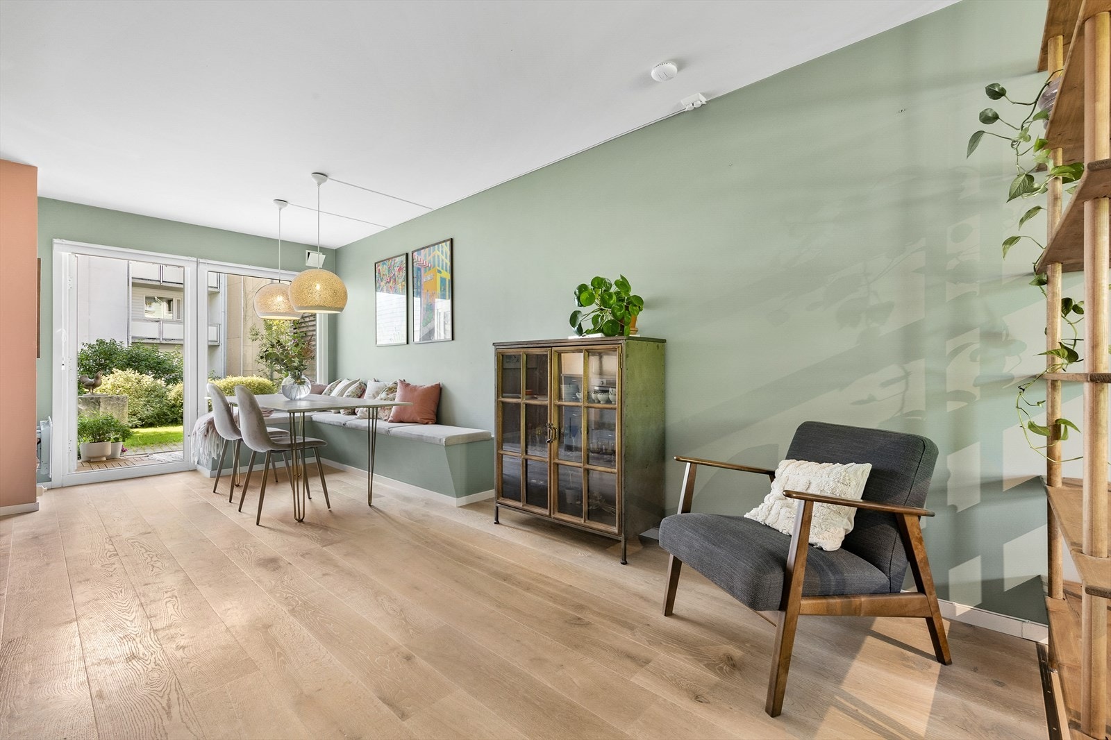 Det er god plass til spisebord på kjøkkenet hvor familien kan samles til hyggelige måltider. Galleribilde