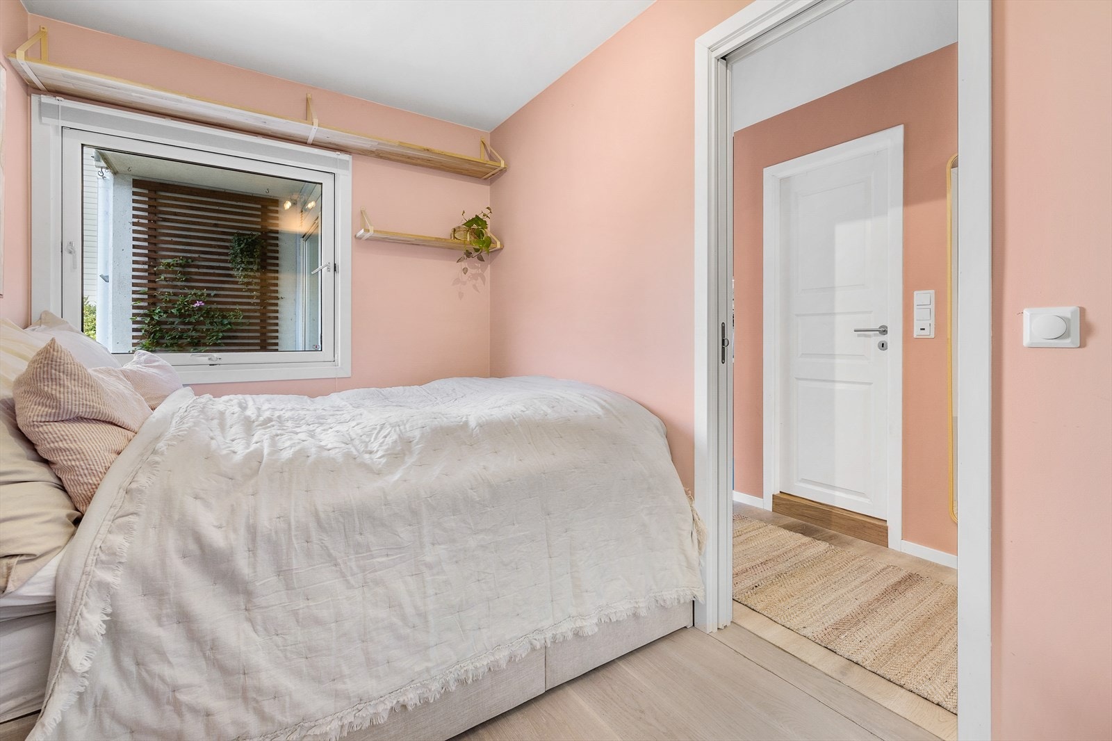 Hovedsoverommet har garderobeskap for oppbevaring av klær og tilbehør. Galleribilde