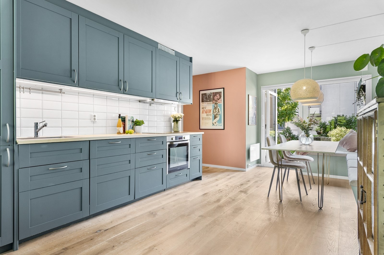 Fra kjøkkenet er det utgang til markterrasse og videre direkte til borettslagets koselige bakgård, som blir en forlengelse av stuen om sommeren. Galleribilde