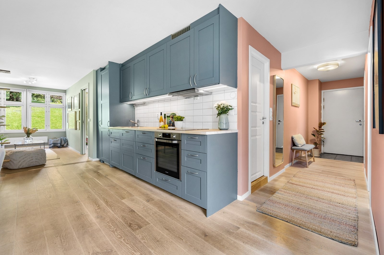 Kjøkkeninnredningen er fra 2016 og ble malt opp i 2021. Galleribilde