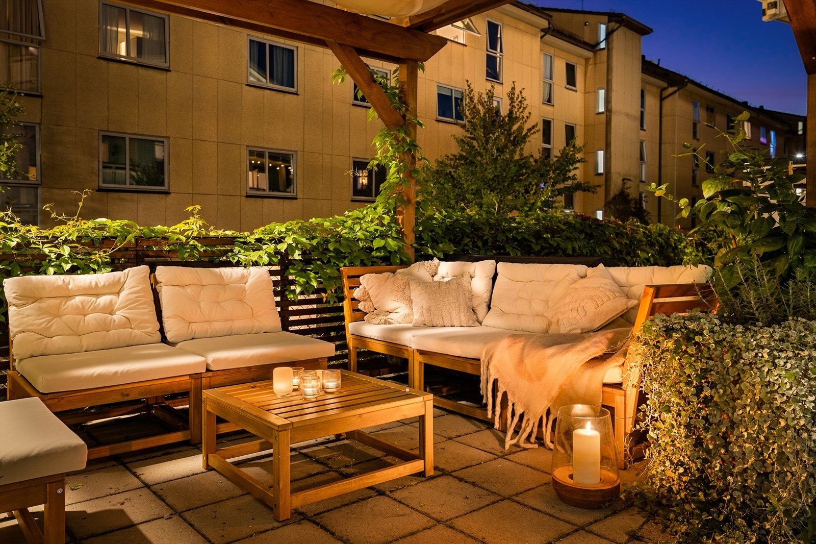 ...eller sette seg i bakgården under borettslagets nye pergola. Galleribilde