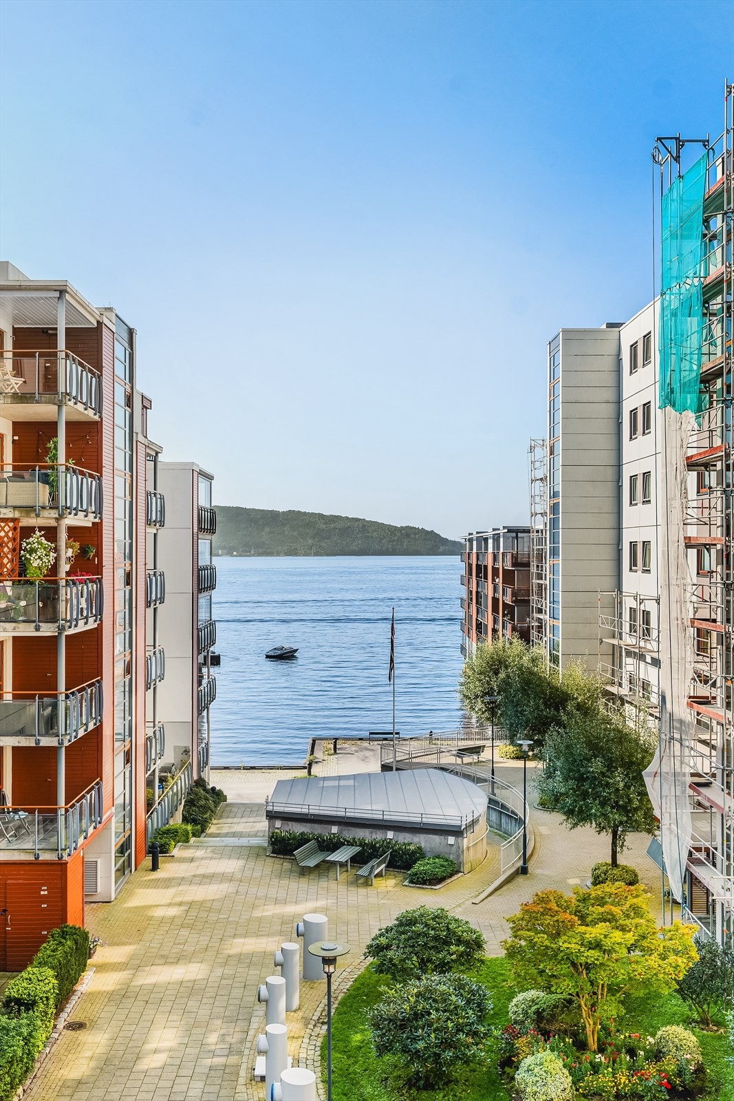 Enkel tilkomst til sjø, fine parkområder med benker. I midten av bildet er felles sykkelbod. Galleribilde