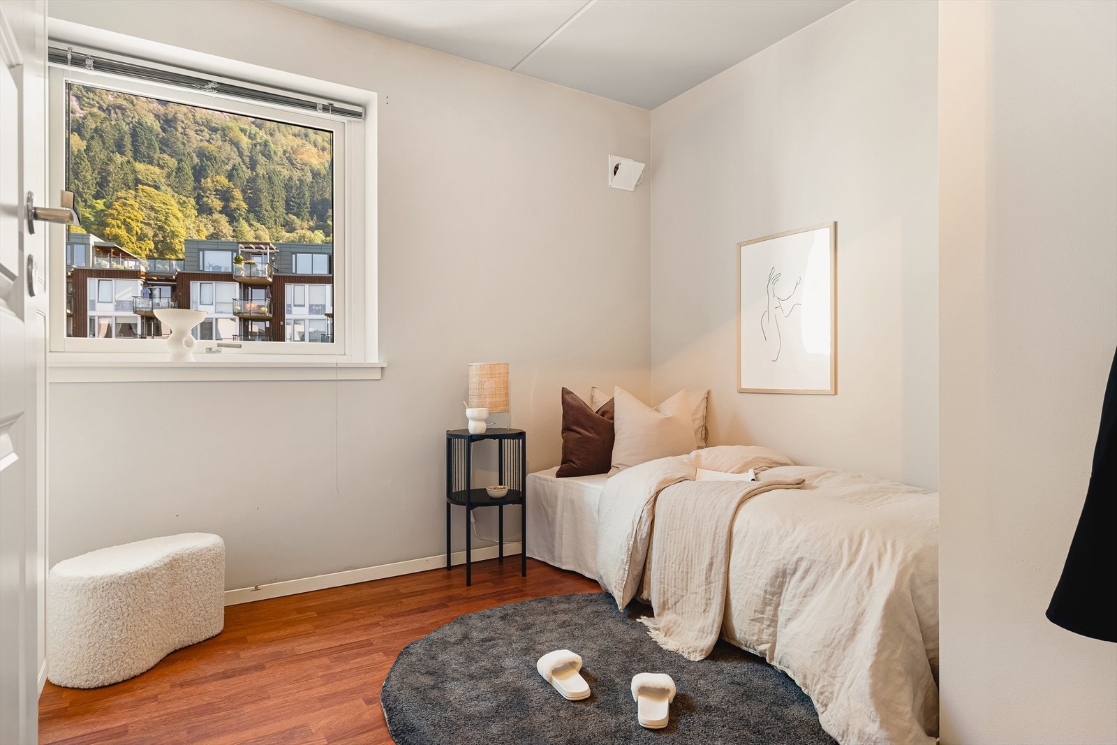 Soverom 2 med garderobeskap. Galleribilde