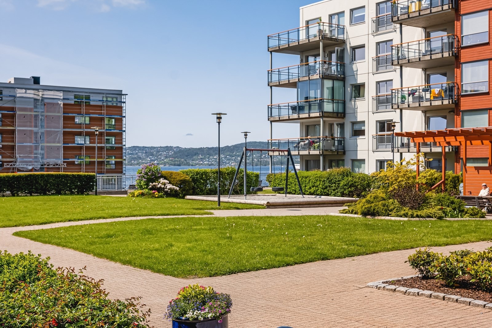 Pent opparbeidet parkarealer, lekeplass og benker. Enkel tilkomst til sjø! Galleribilde