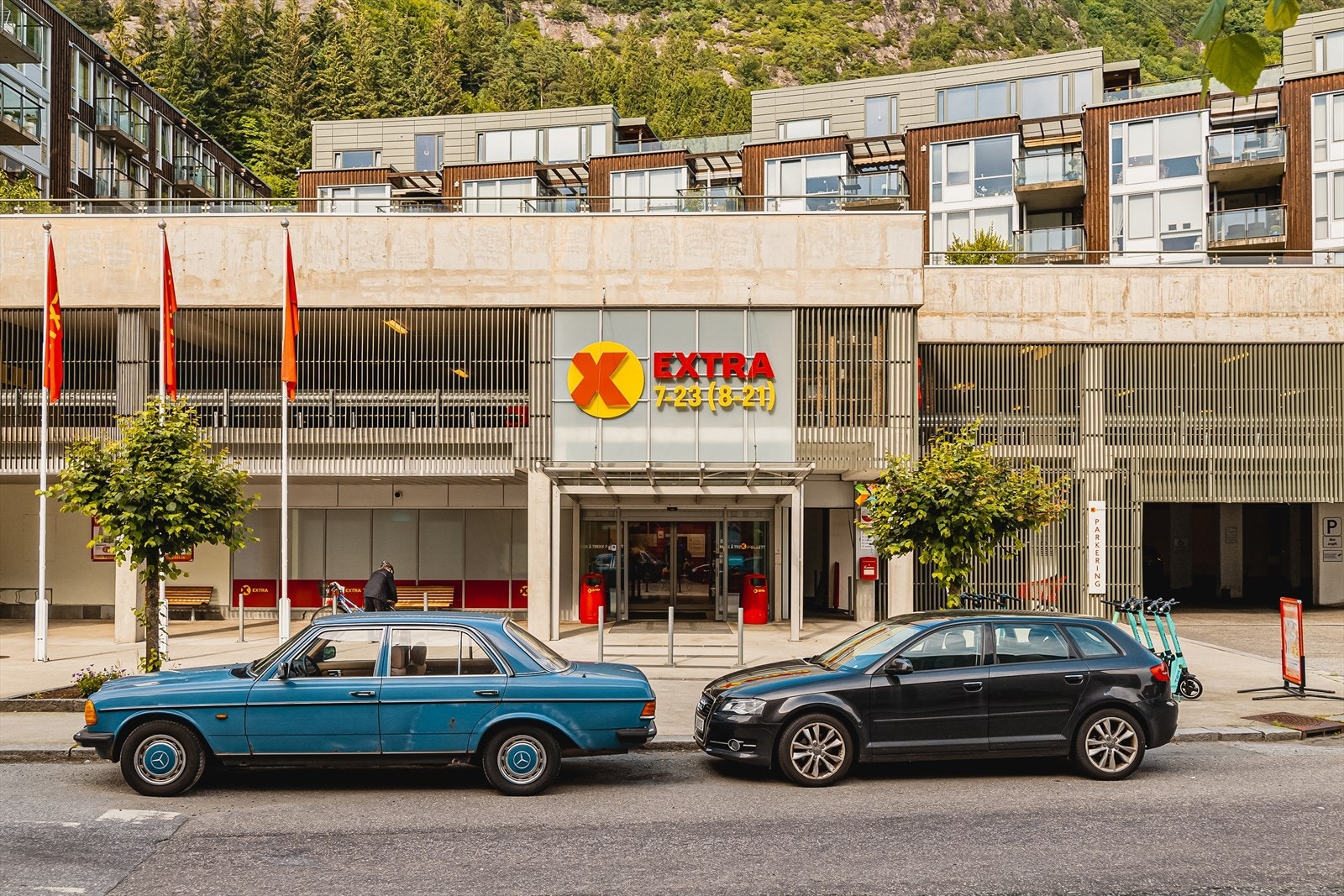 Matbutikk i bakkant av sameie. Galleribilde