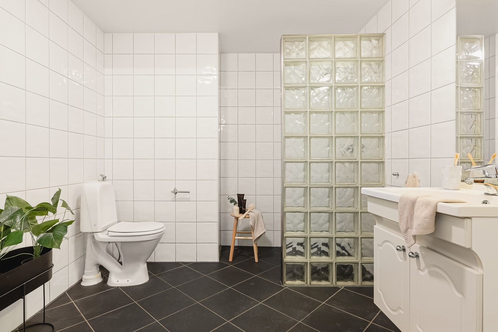 Helfliset bad med dusj og opplegg for vaskemaskin. Galleribilde