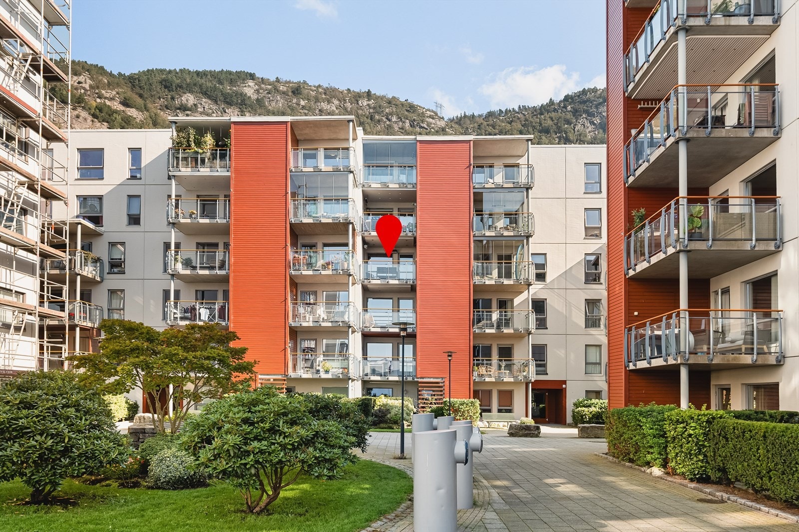 Leiligheten ligger i byggets 4.etasje. Tilkomst med heis til garasjeanlegg og fast parkeringsplass i kjeller. Galleribilde