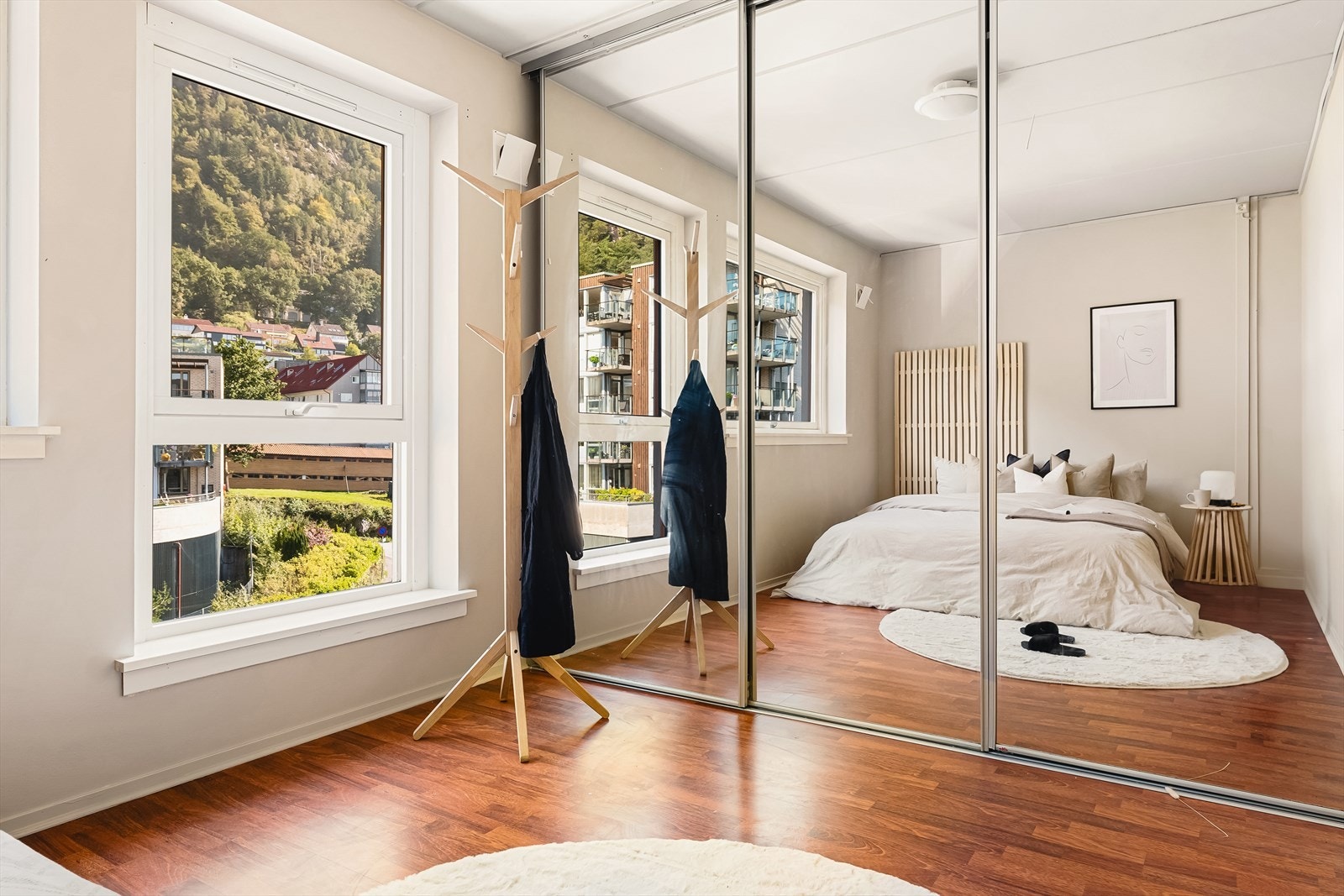 Utsikt mot butikken, området og Sandviksfjellet. Galleribilde