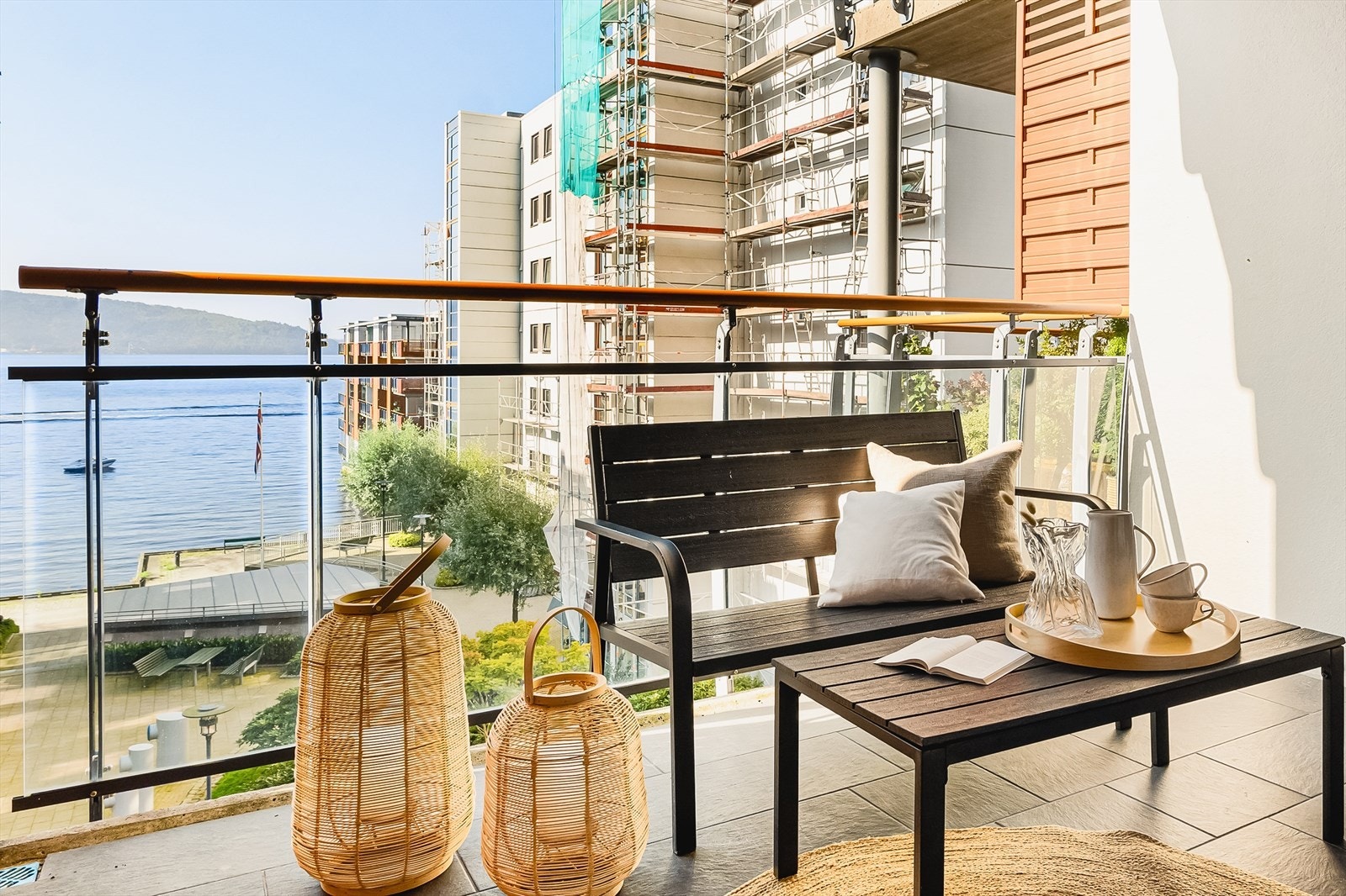 Fra altan er det tilkomst til utvendig bod. Det er montert 2 stk varmelamper samt spotter i taket. Galleribilde