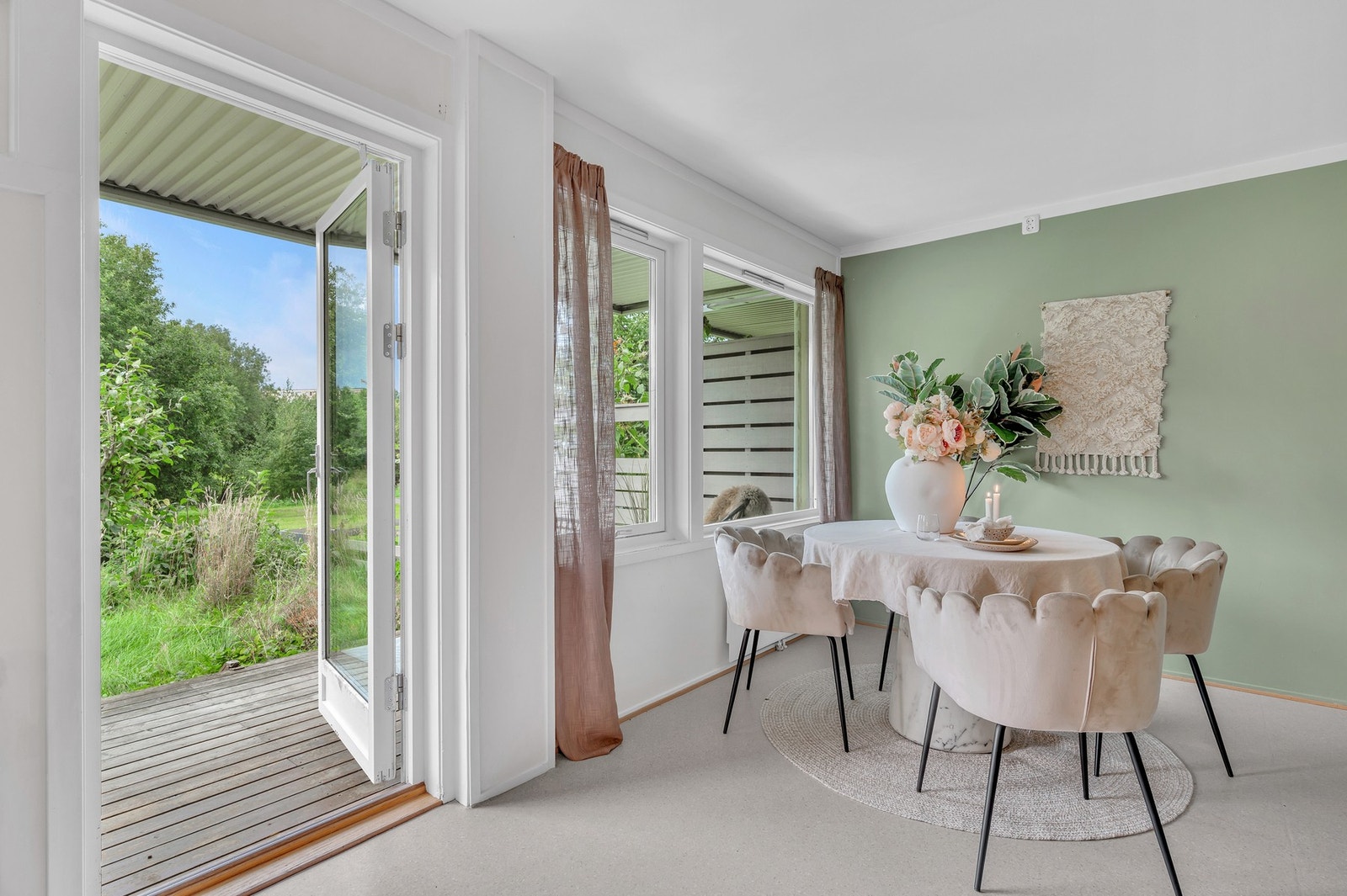 Stue med utgang til veranda Galleribilde