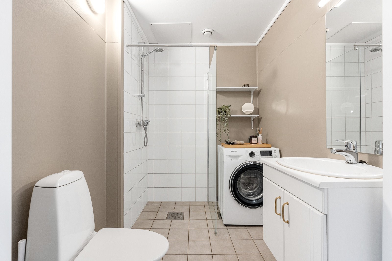 Pent bad/vaskerom. Badet ble malt i 2018, da ble også dusjnisje satt inn. Galleribilde