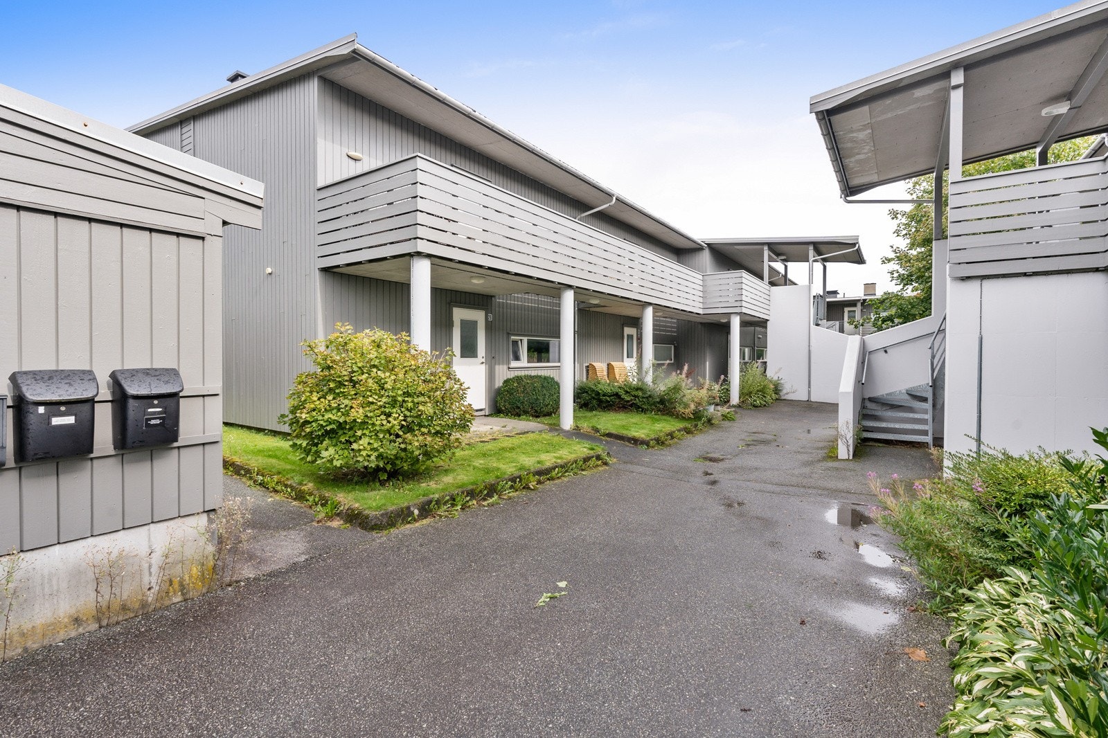 Borettslaget Winsnestunet ble oppført i 2003 og består av 20 andelsleiligheter med hver sin carport p-plass. Det er mulighet for å installere el-bil lader. Galleribilde