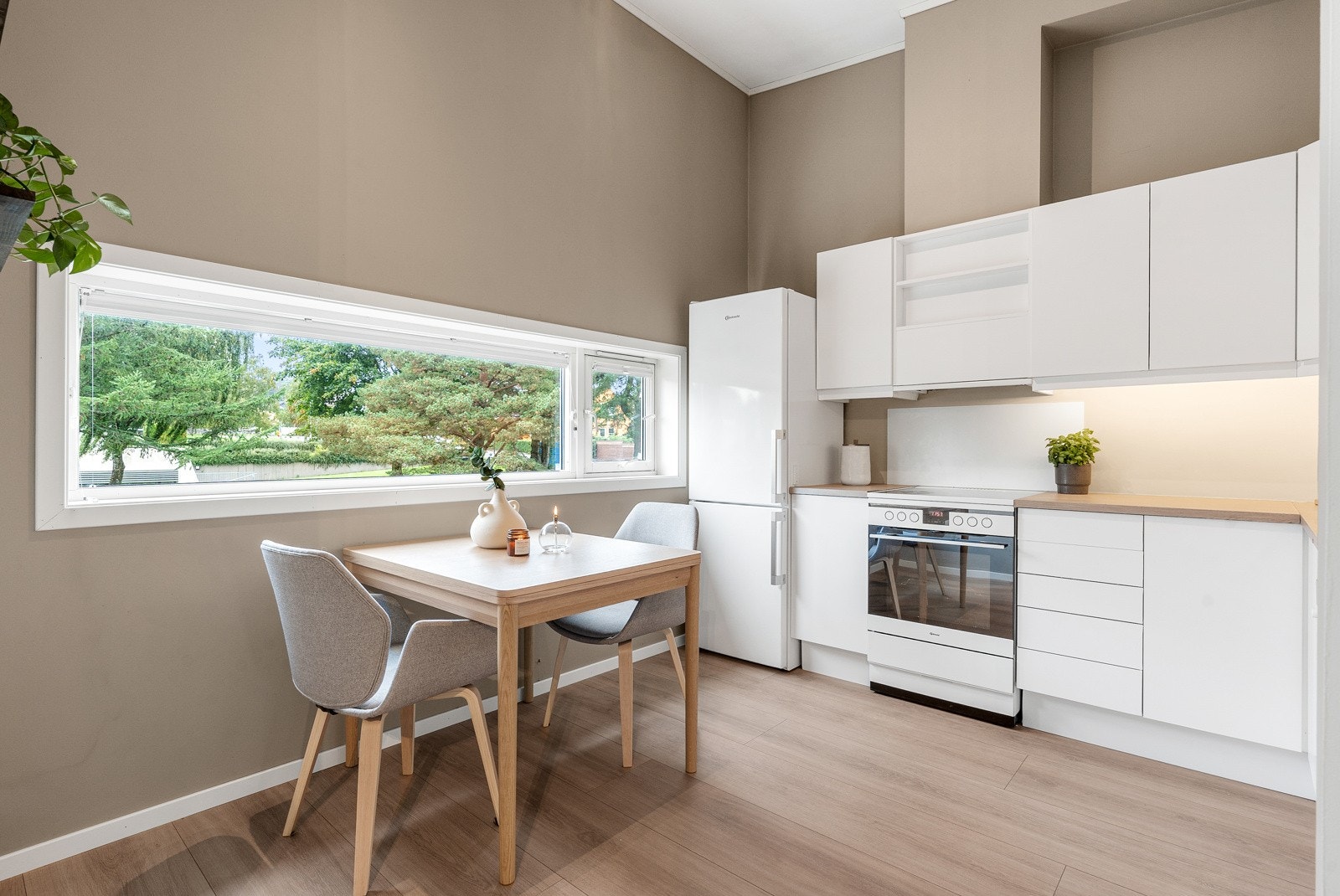 Kjøkkenet kan skilte med god skap- og benkeplass. Galleribilde