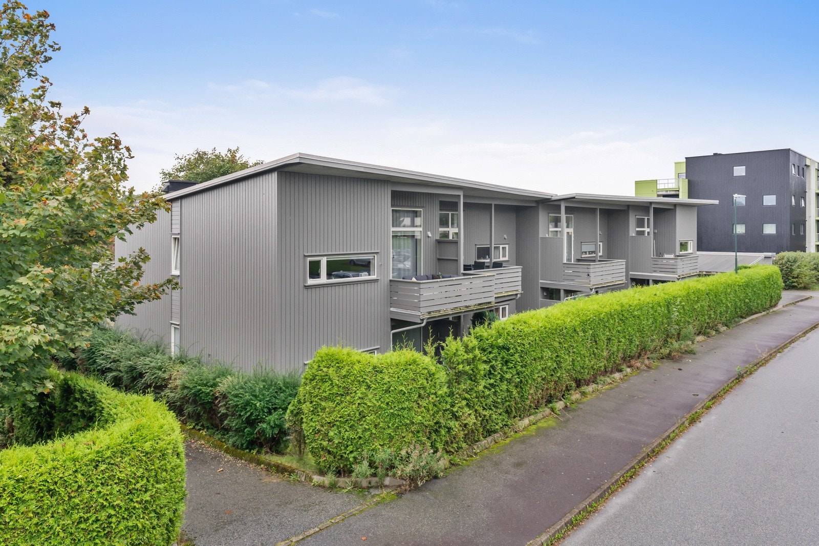 Leiligheten ligger fint til på Hinna med kort vei til buss, handlesenter og fine turområder. Det er ca. 5 min å gå til Sørmarka, 10-15 min ned til Hinna Stranda hvor man har bademuligheter. Også kort vei til Vaulen. Galleribilde