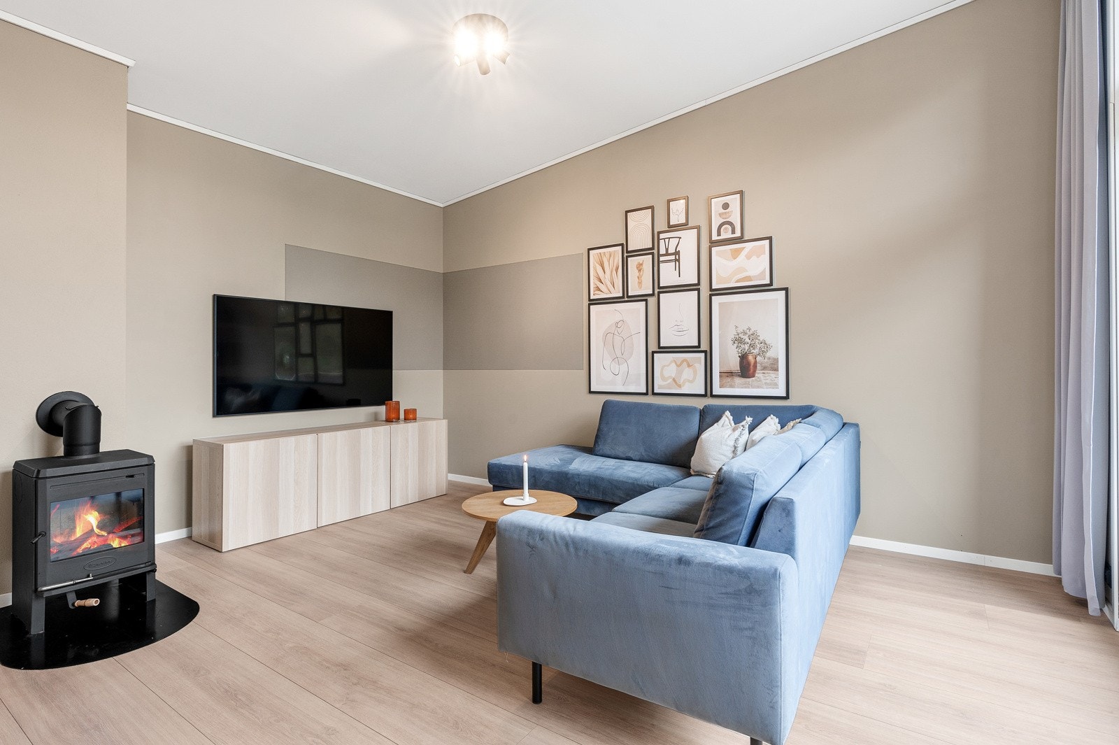 Leiligheten er malt i tidsriktige farger og har fått nytt gulv/lister i stuen i 2021. Galleribilde