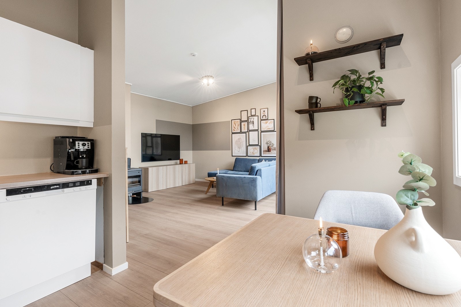 Stue- og kjøkken i åpen løsning. Galleribilde