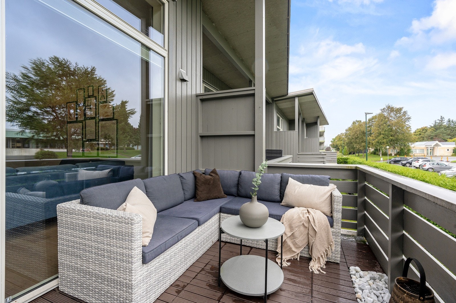 Utgang til solrik balkong med kveldssol. Galleribilde