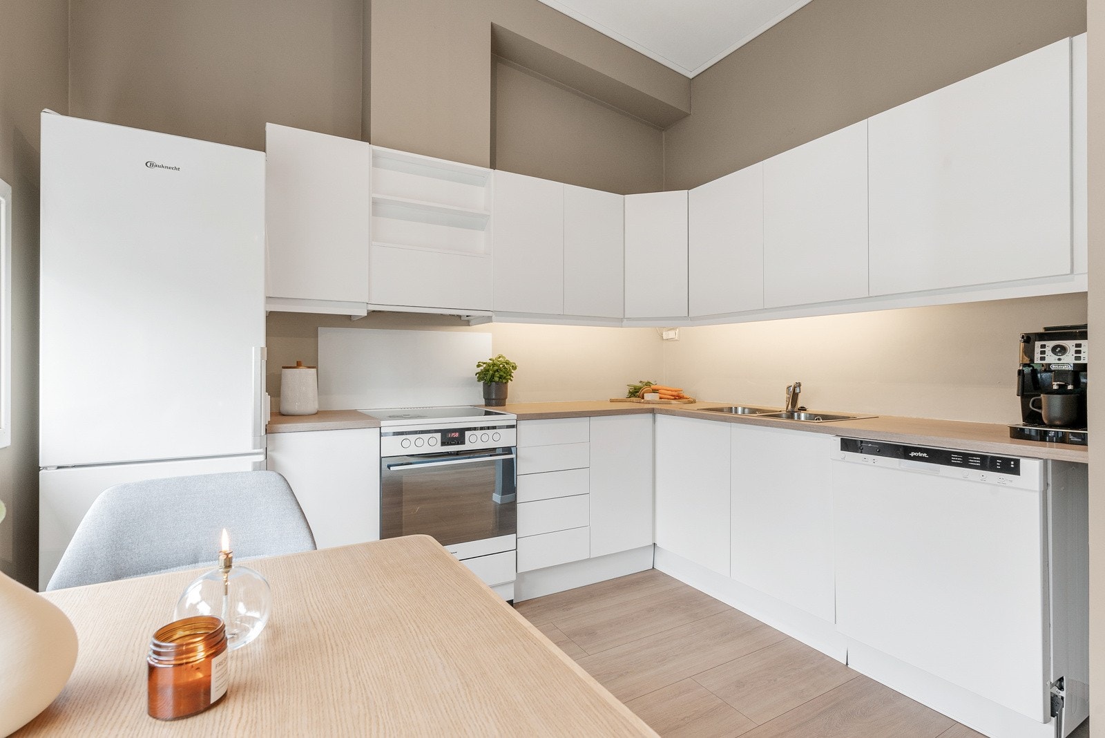 Frontene og benkeplaten har blitt laminert i 2023. Galleribilde