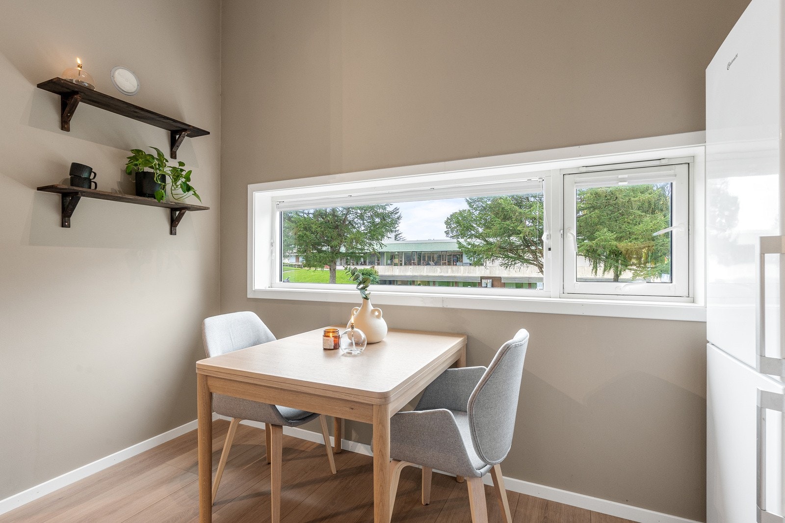 God plass til spisebord ved kjøkkensone. Galleribilde