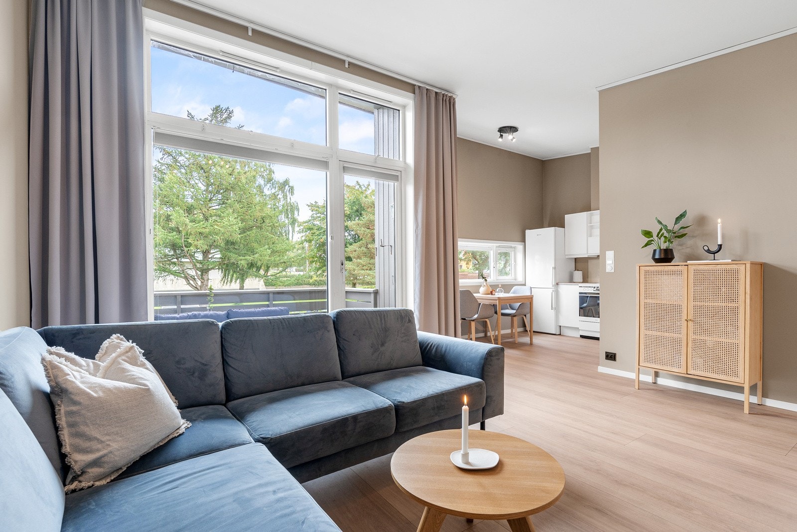 Velkommen inn! Stuen kan skilte med god takhøyde og store vindusflater. Galleribilde