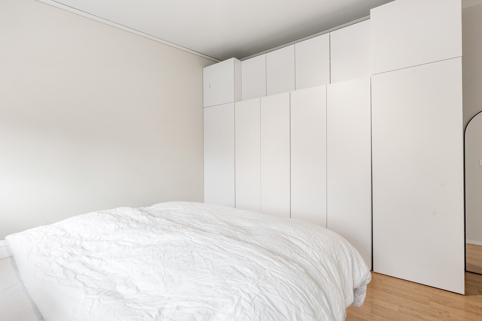 Hovedsoverommet er utstyrt med gode oppbevaringsmuligheter i gardrerobeskap. Galleribilde