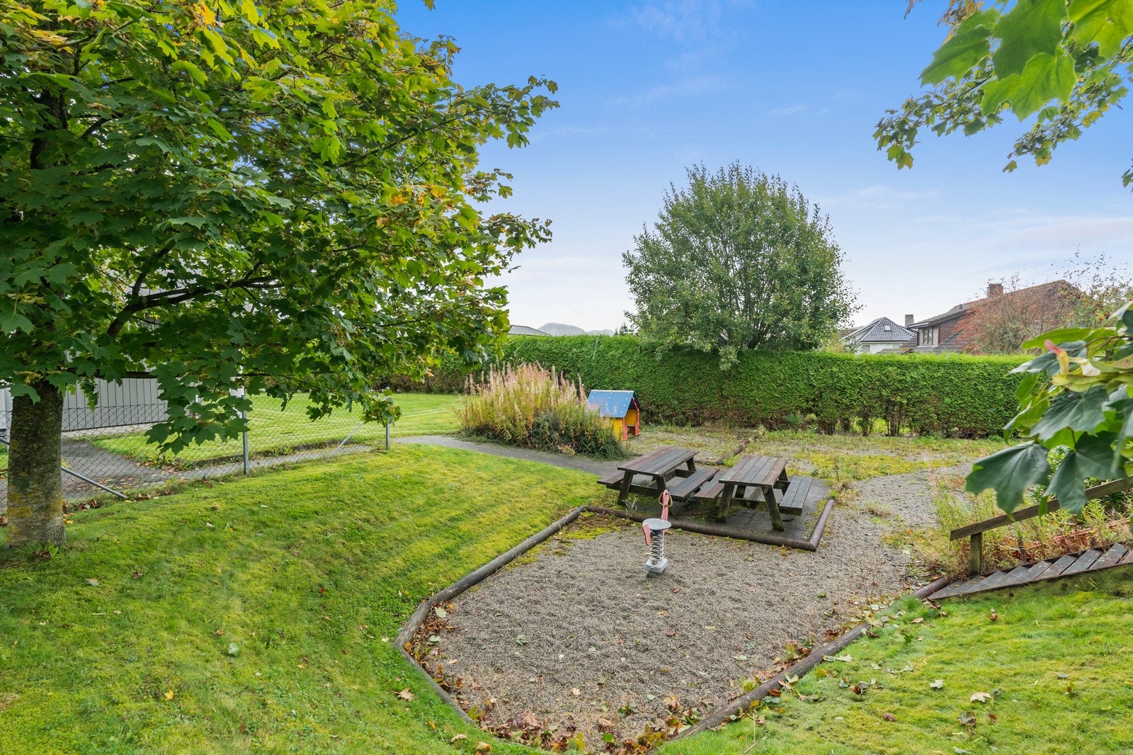 Trivelig og trygt borettslag med godt naboforhold. Pent opparbeidet fellesareal med lekeplass. Galleribilde