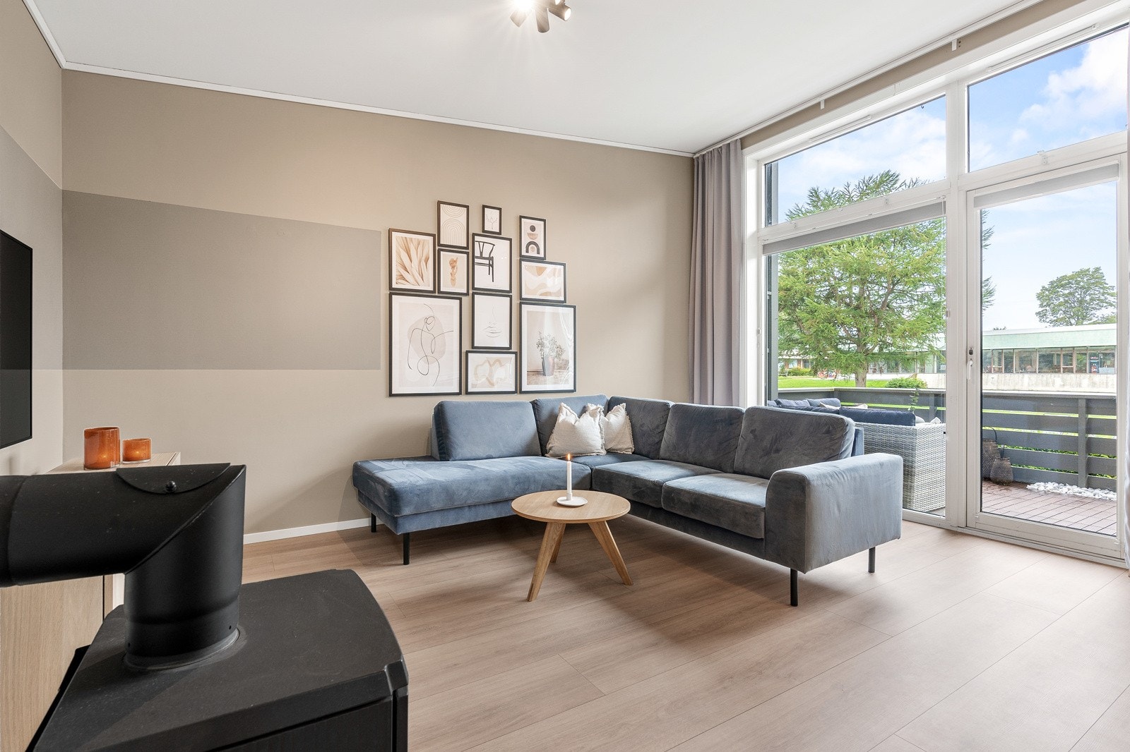 Leiligheten ligger i 2.etg og inneholder entré, bad/vaskerom, stue/kjøkken, to soverom og bod. Galleribilde