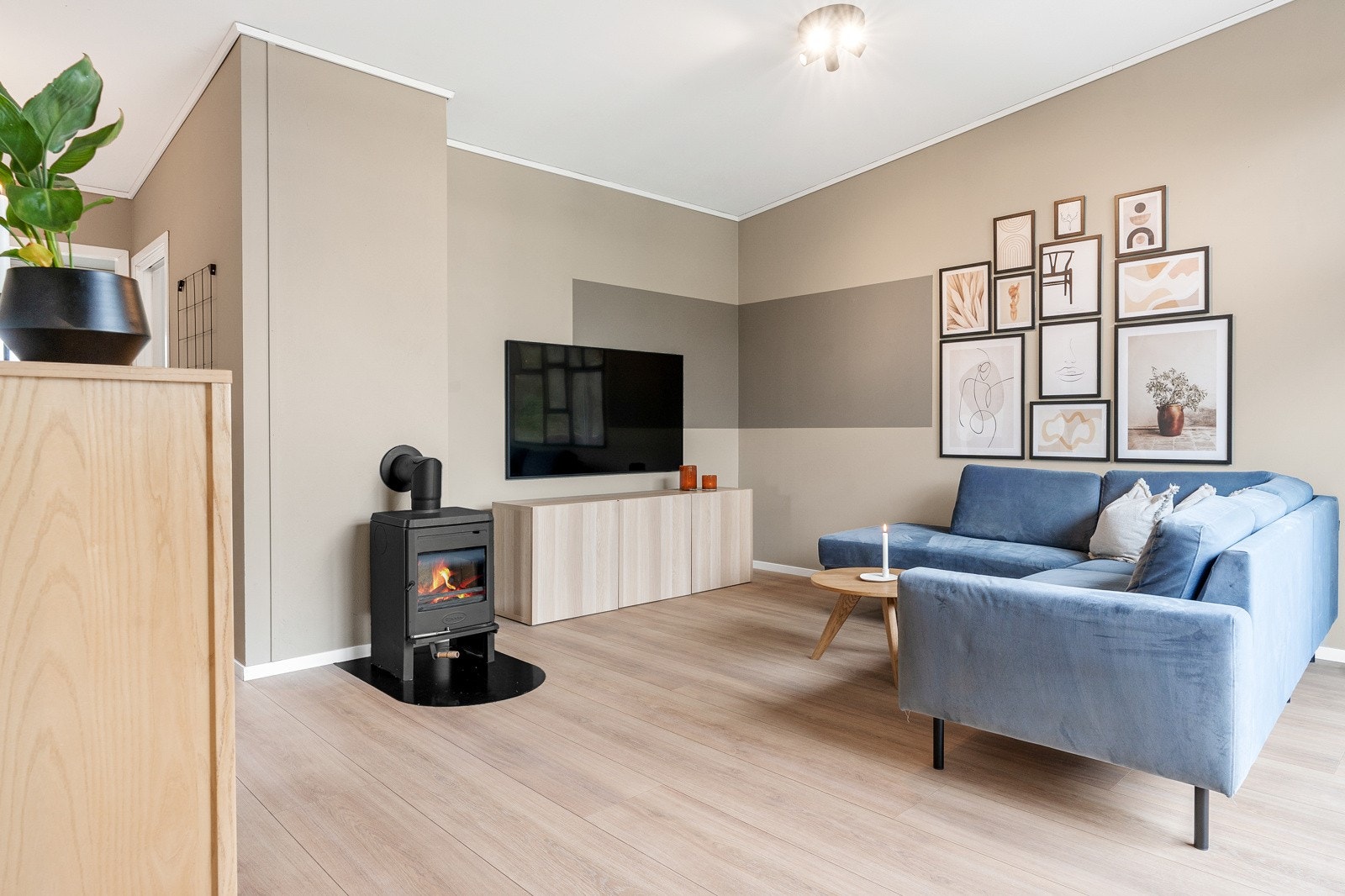 Leiligheten varmes opp av en koselig vedovn. Galleribilde