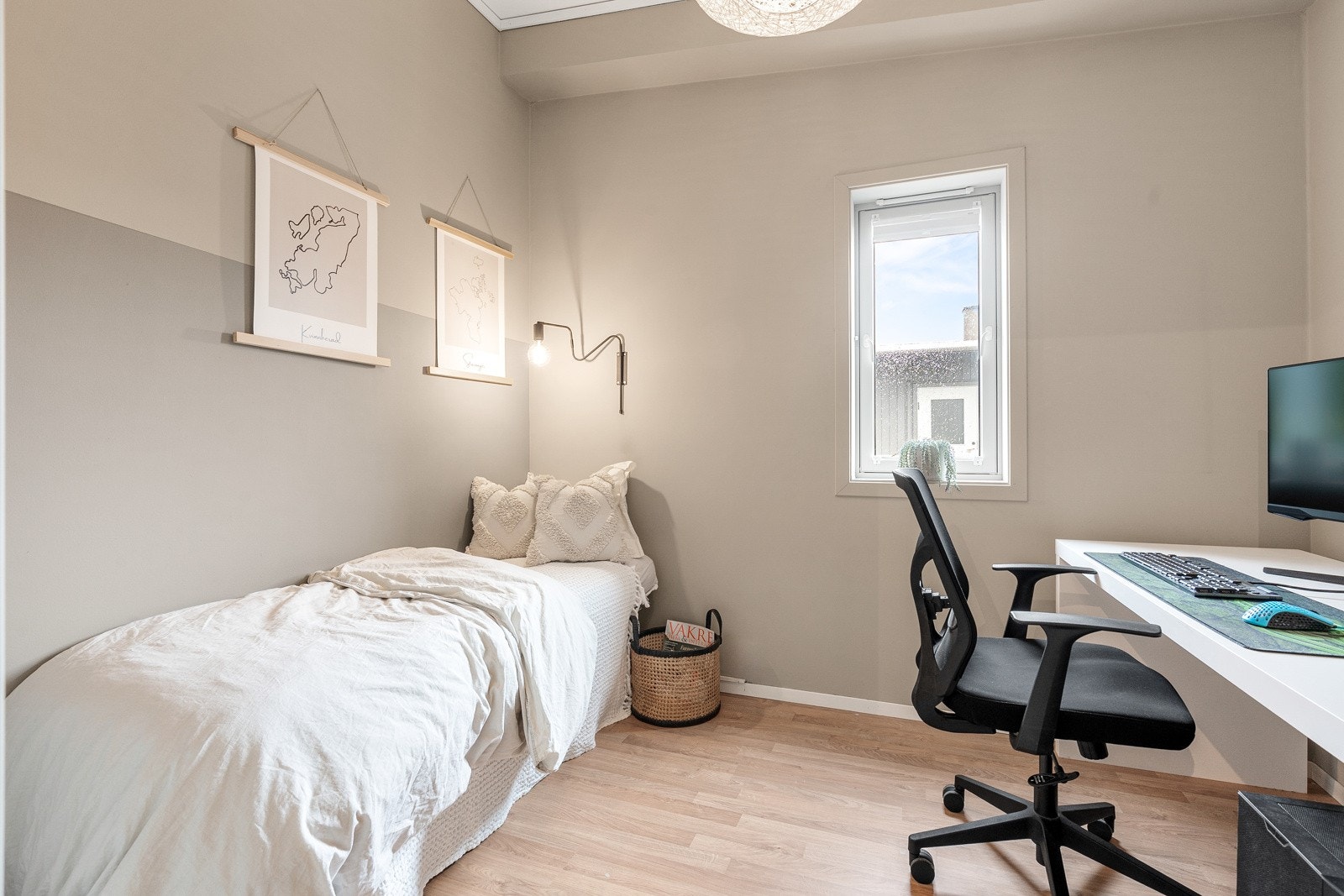 Sovrom 2 er også av god størrelse. Egner seg ypperlig som gjesterom eller kontor. Ny laminat i 2018, malt i 2023. Galleribilde