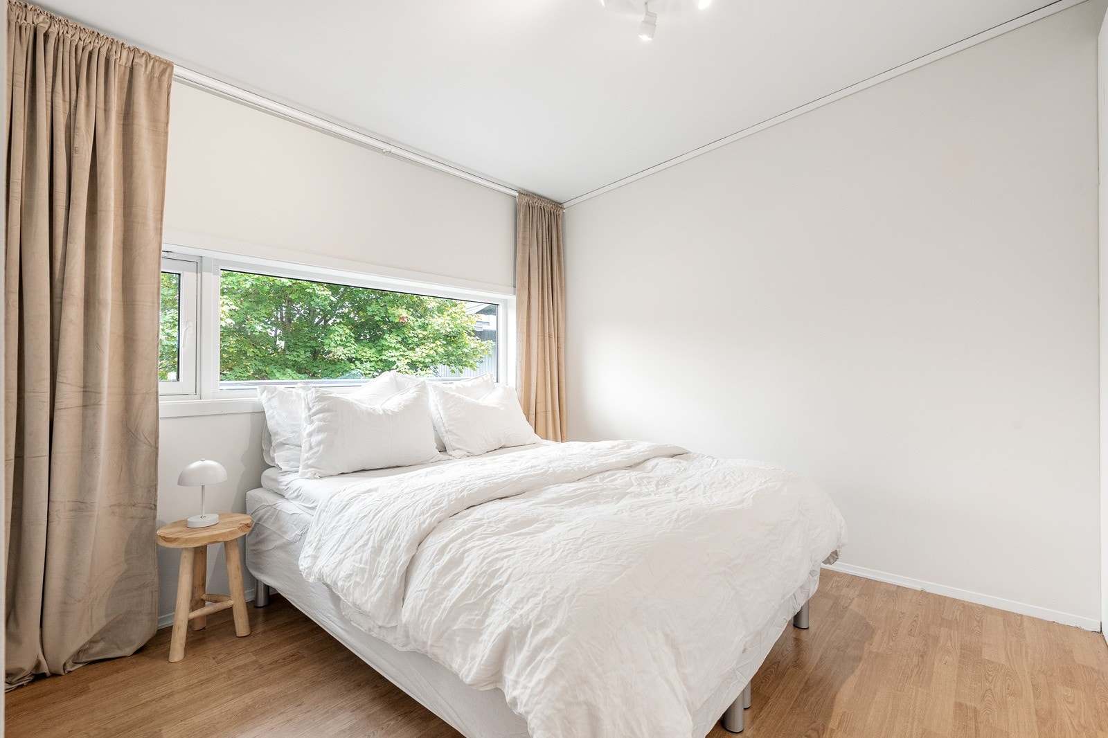 Hovedsoverom av god størrelse. Fremstår lyst og luftig. Malt i 2024. Galleribilde