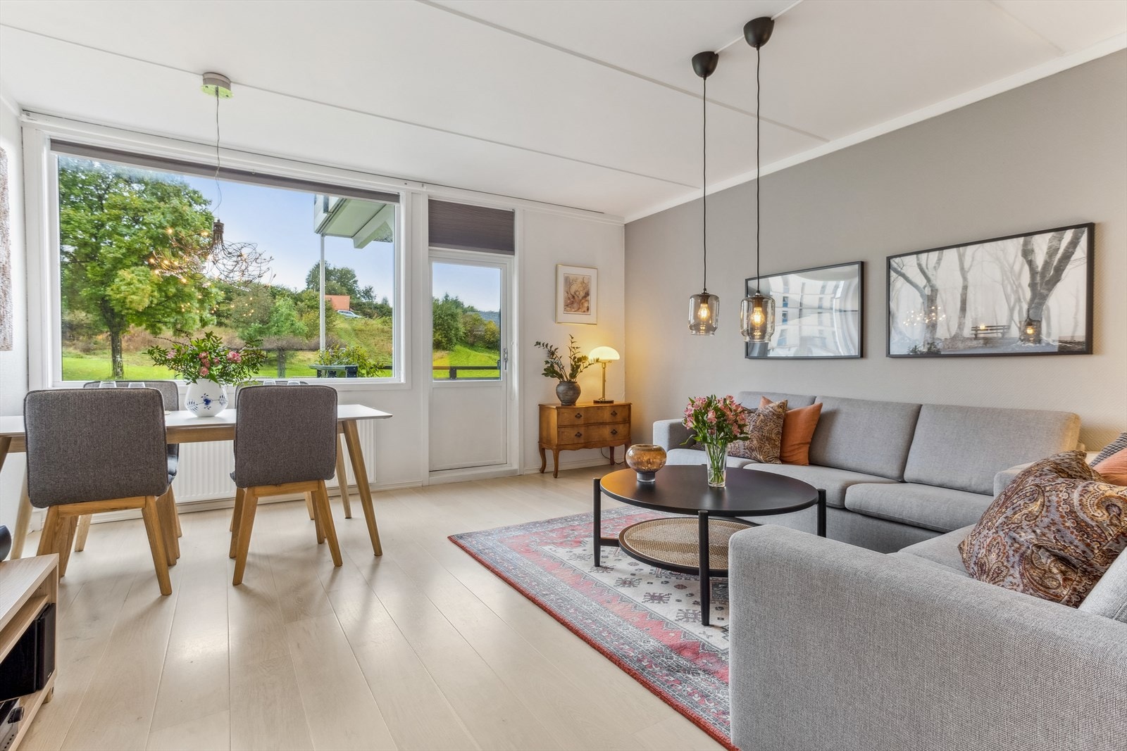 Romslig stue med god plass til spisebord! Galleribilde