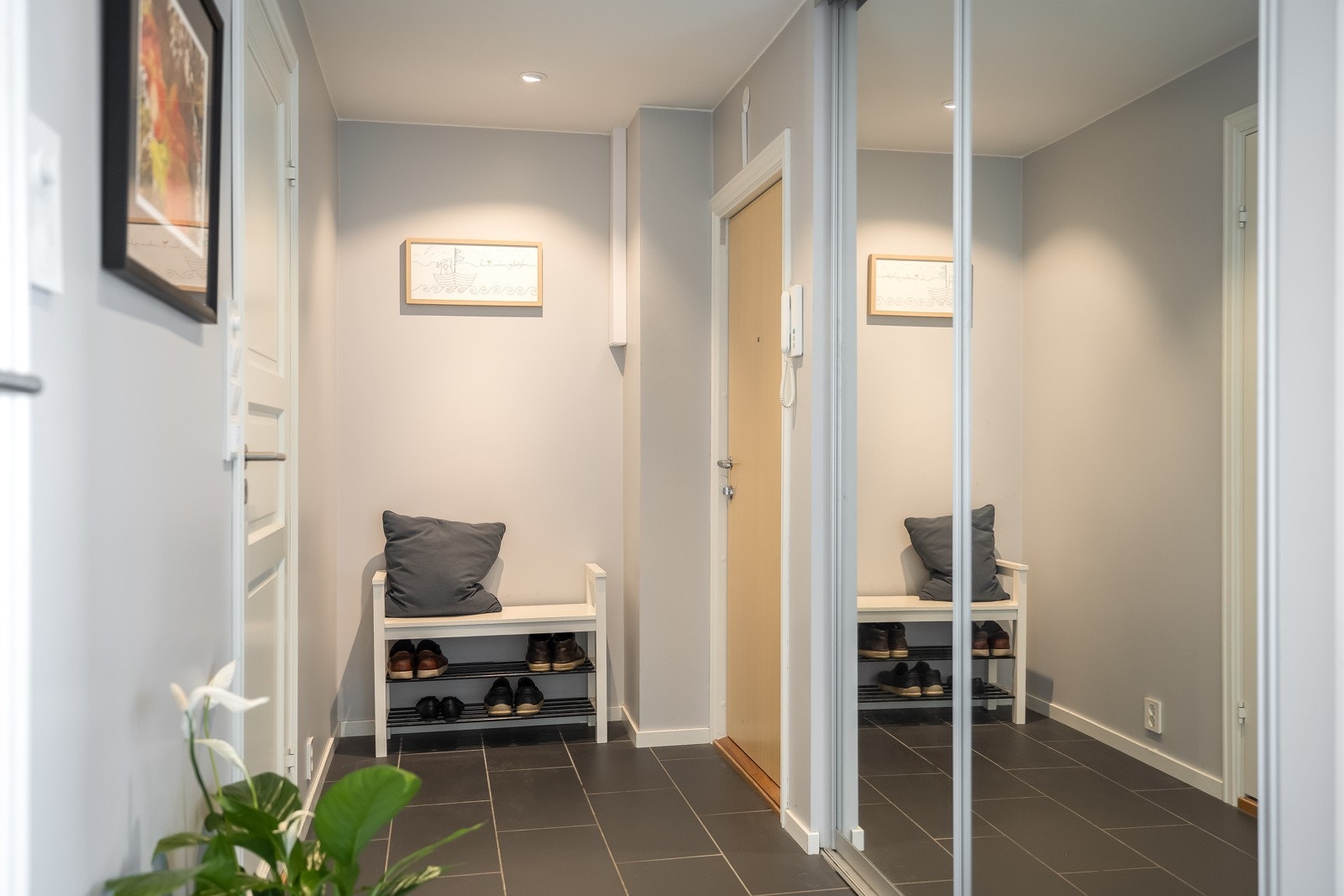 Gang med integrert skyvedørsgarderobe og flislagt gulv med varmekabler. Galleribilde