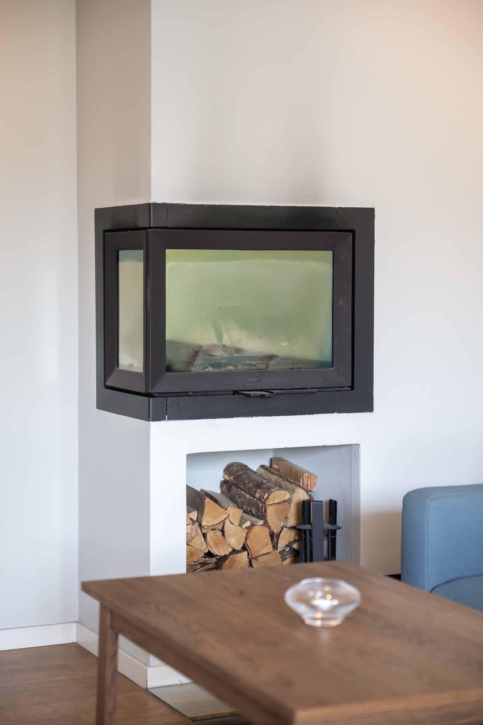 I tillegg til elektrisk oppvarming har boligen vedovn med integrert hylle til ved. Galleribilde