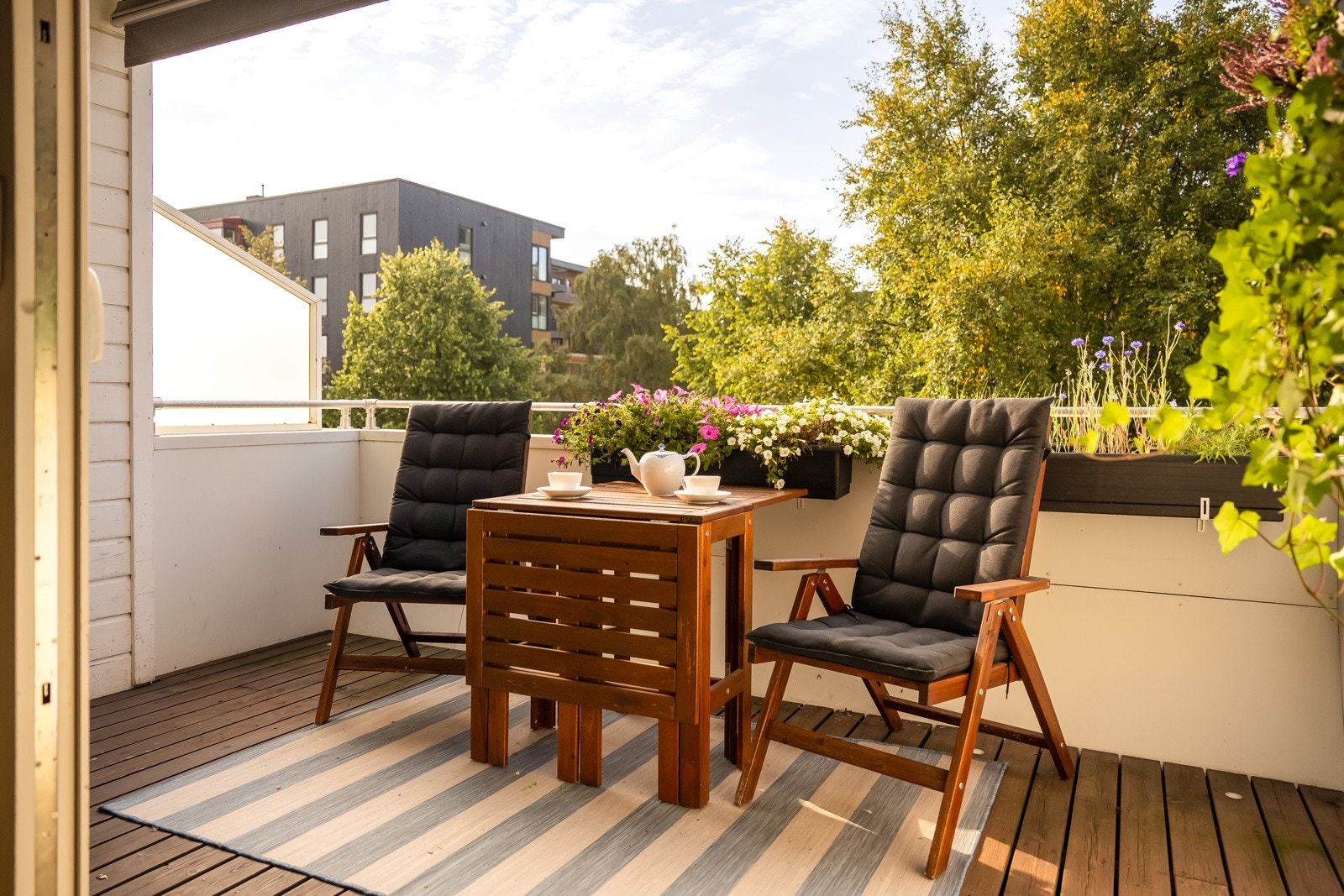 Sør-vendt balkong på 8.5 kvm med sol gjennom nesten hele dagen. Galleribilde