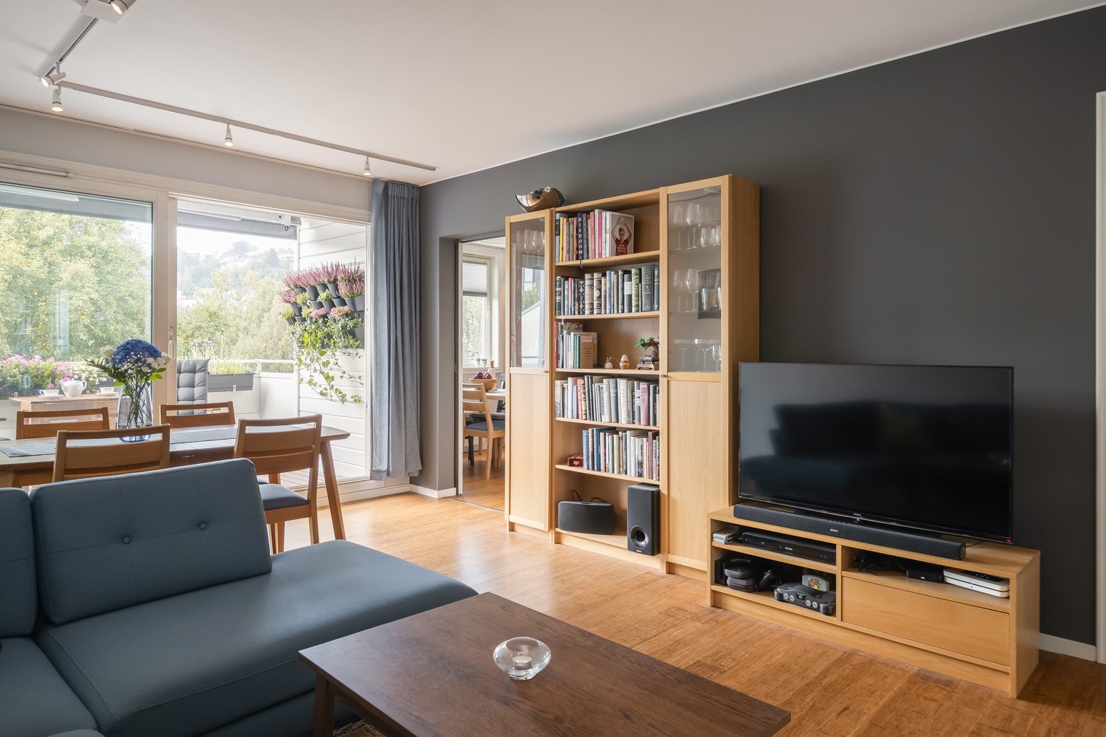 Det er blant annet inkludert internett, kabel-tv og kommunale avgifter i felleskostnader. Galleribilde