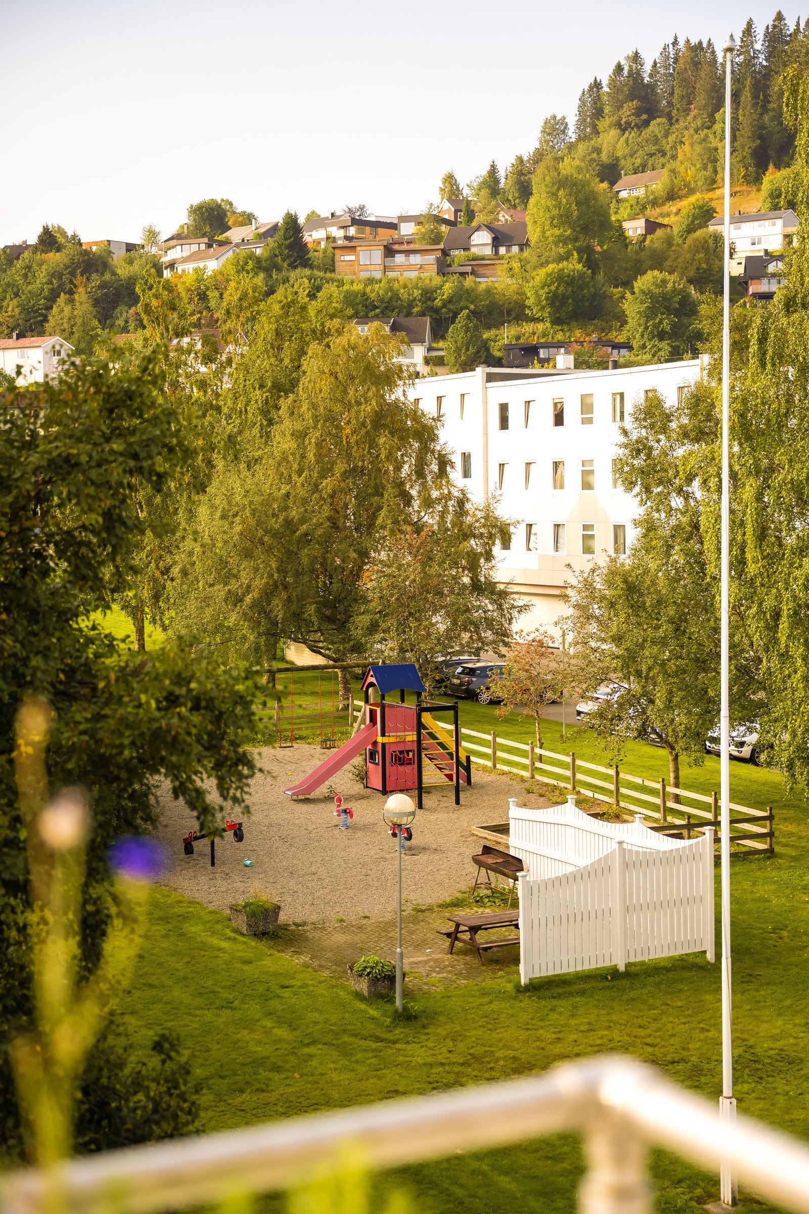 Balkongen vender ut mot grønt fellesareal. Galleribilde