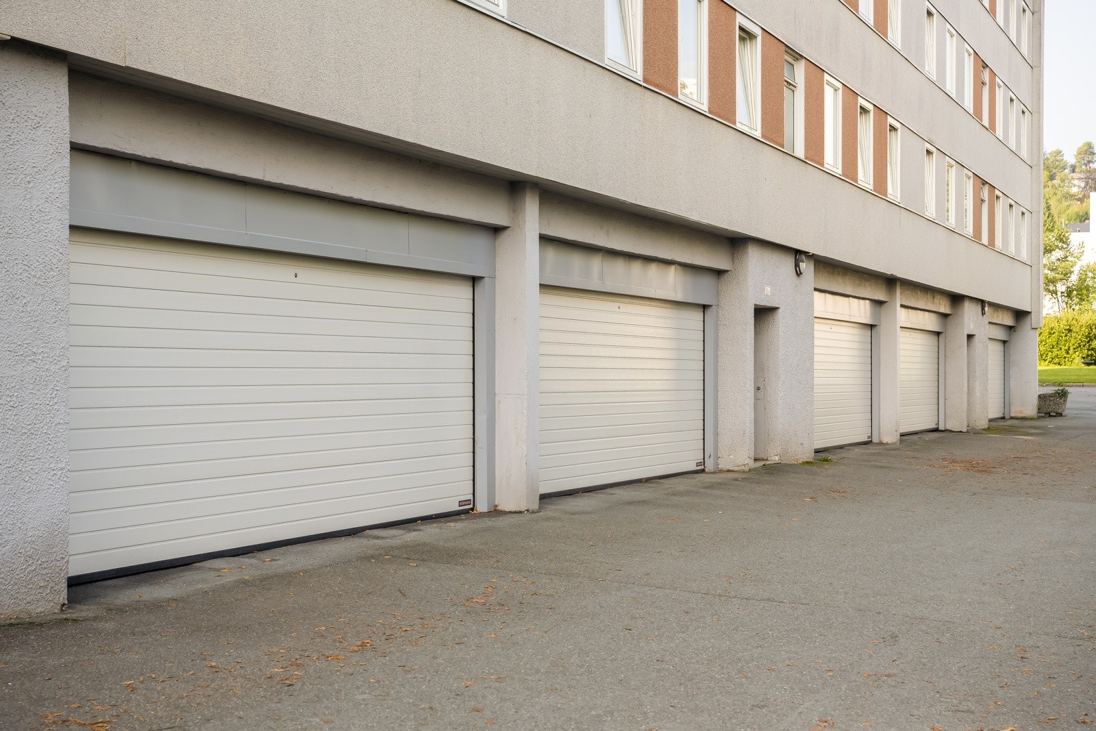 Garasjeplass rett ved inngangsparti. I tillegg har leiligheten totalt fire boder med god lagringsplass. Galleribilde