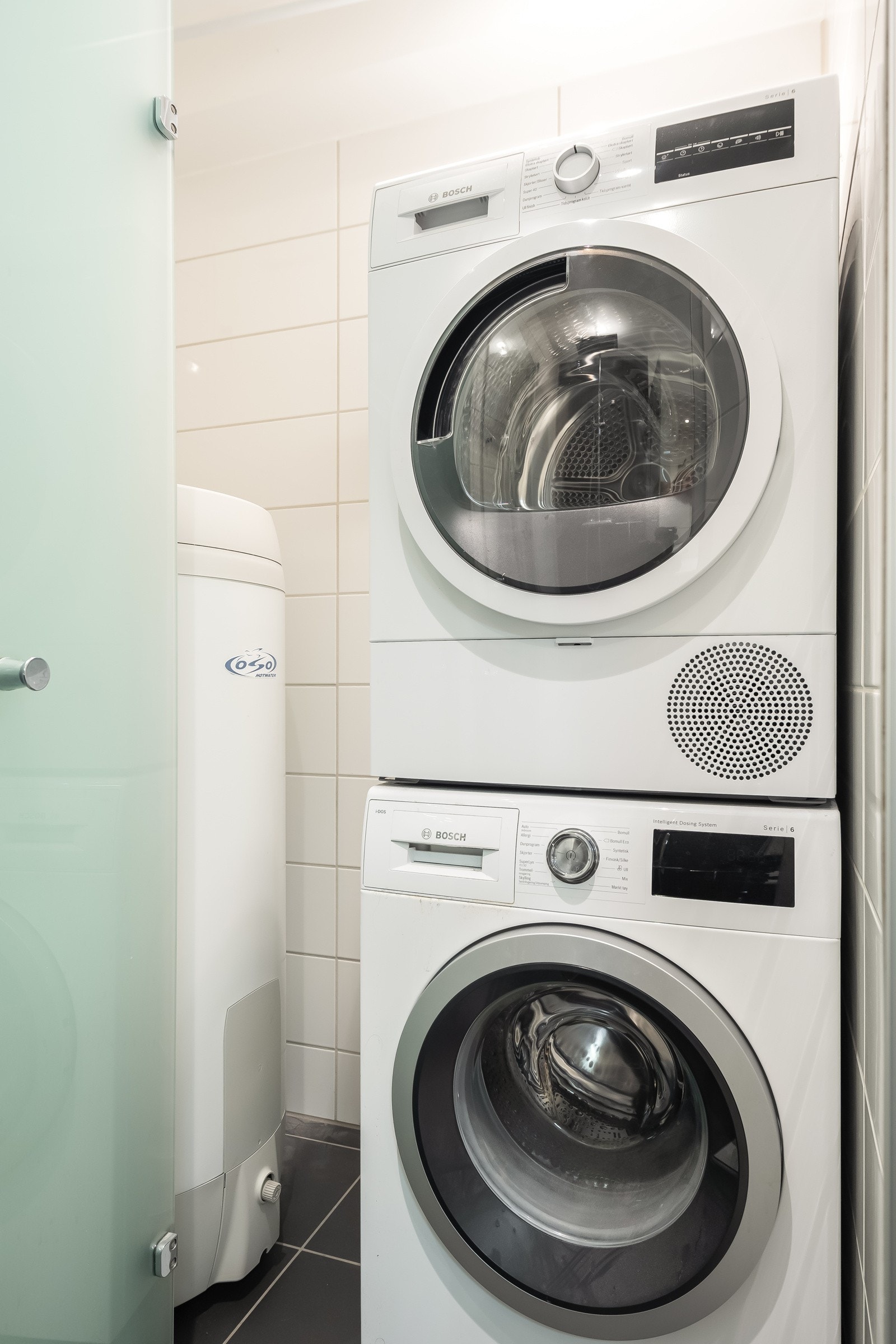 Varmtvannsbereder, vaskemaskin og tørketrommel kan skjules med innfellbar glassdør. Galleribilde