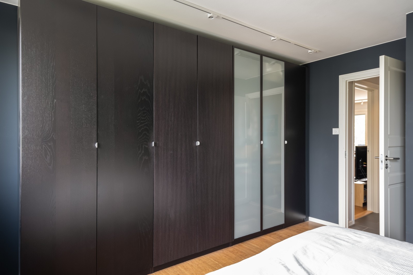 Garderobeskap medfølger handelen. Galleribilde