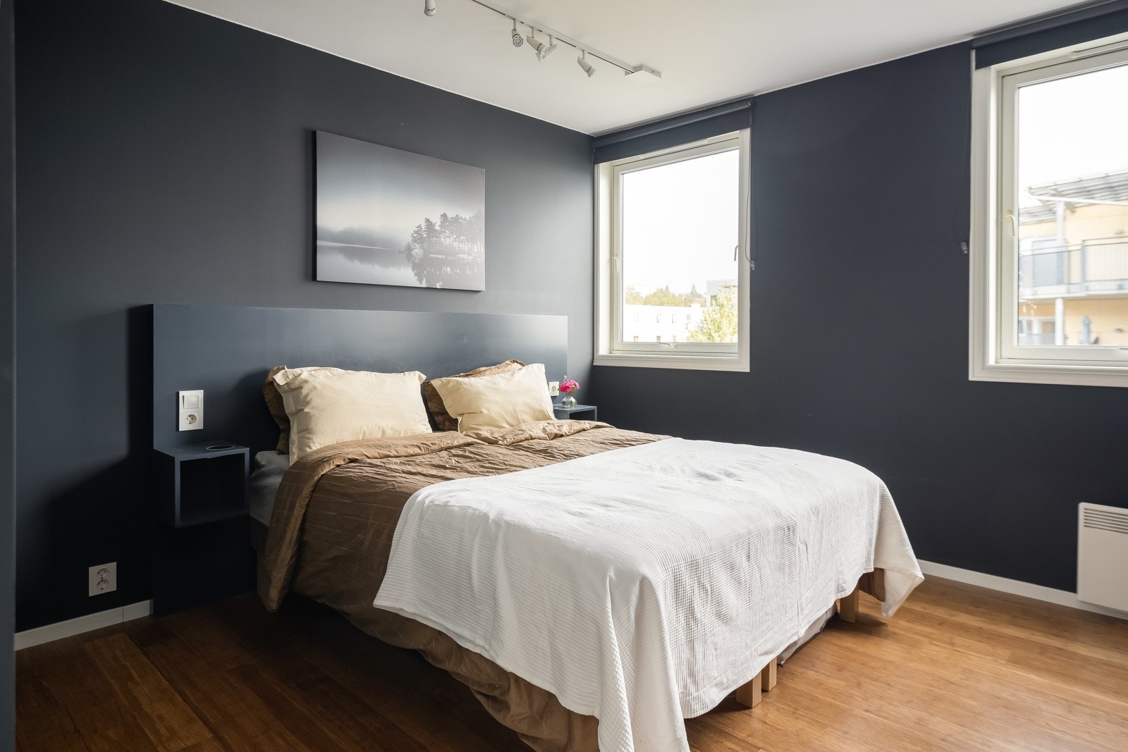 Dagens hovedsoverom er opprinnelig to soverom på ca. 7,5 kvm, og kan enkelt tilbakeføres om ønskelig. Galleribilde