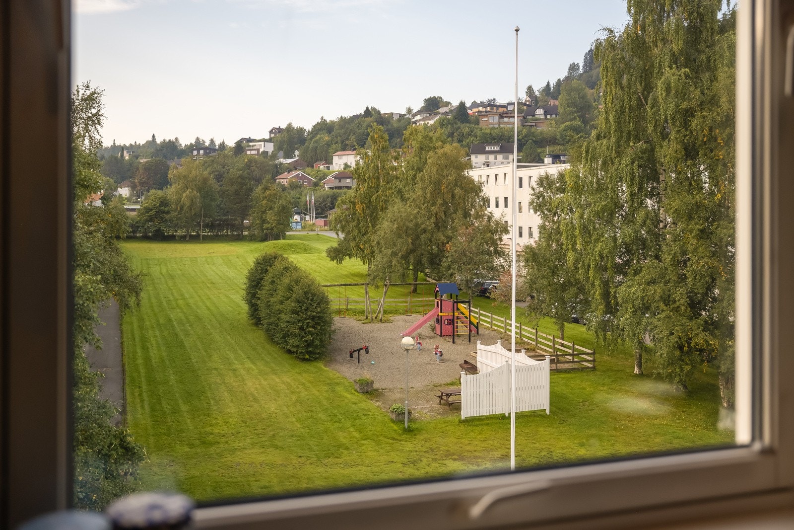 Bunnpris, Kiwi, apotek og Kompis ligger under 2 minutter med gange fra boligen. Galleribilde