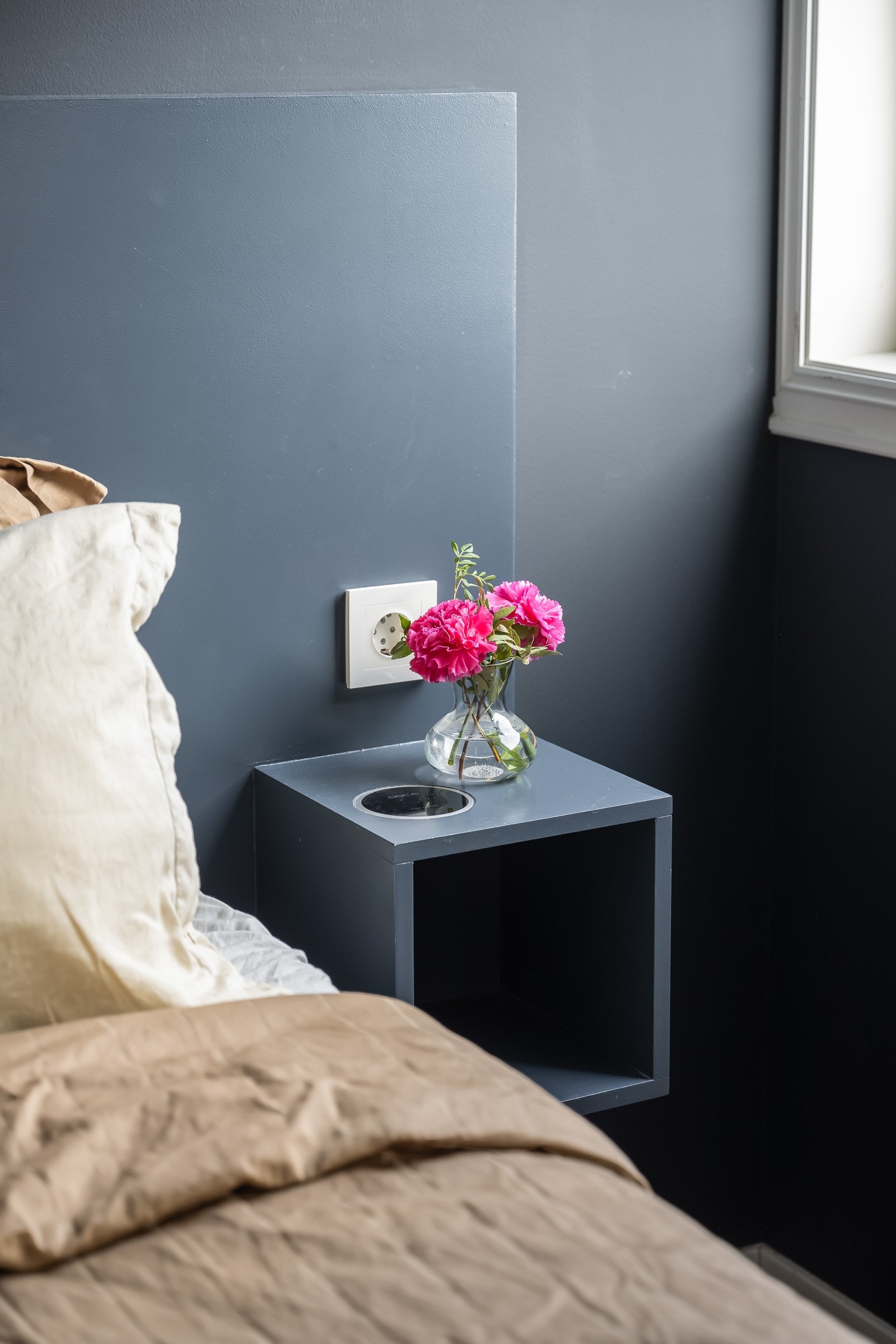 Hovedsoverommet er utstyrt med nattbord på begge sider med trådløs lader for mobil. Galleribilde