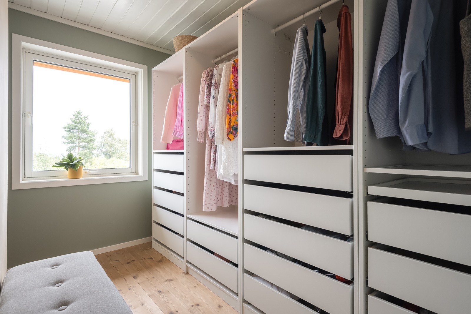 Stor garderobe medfølger i handelen. Galleribilde