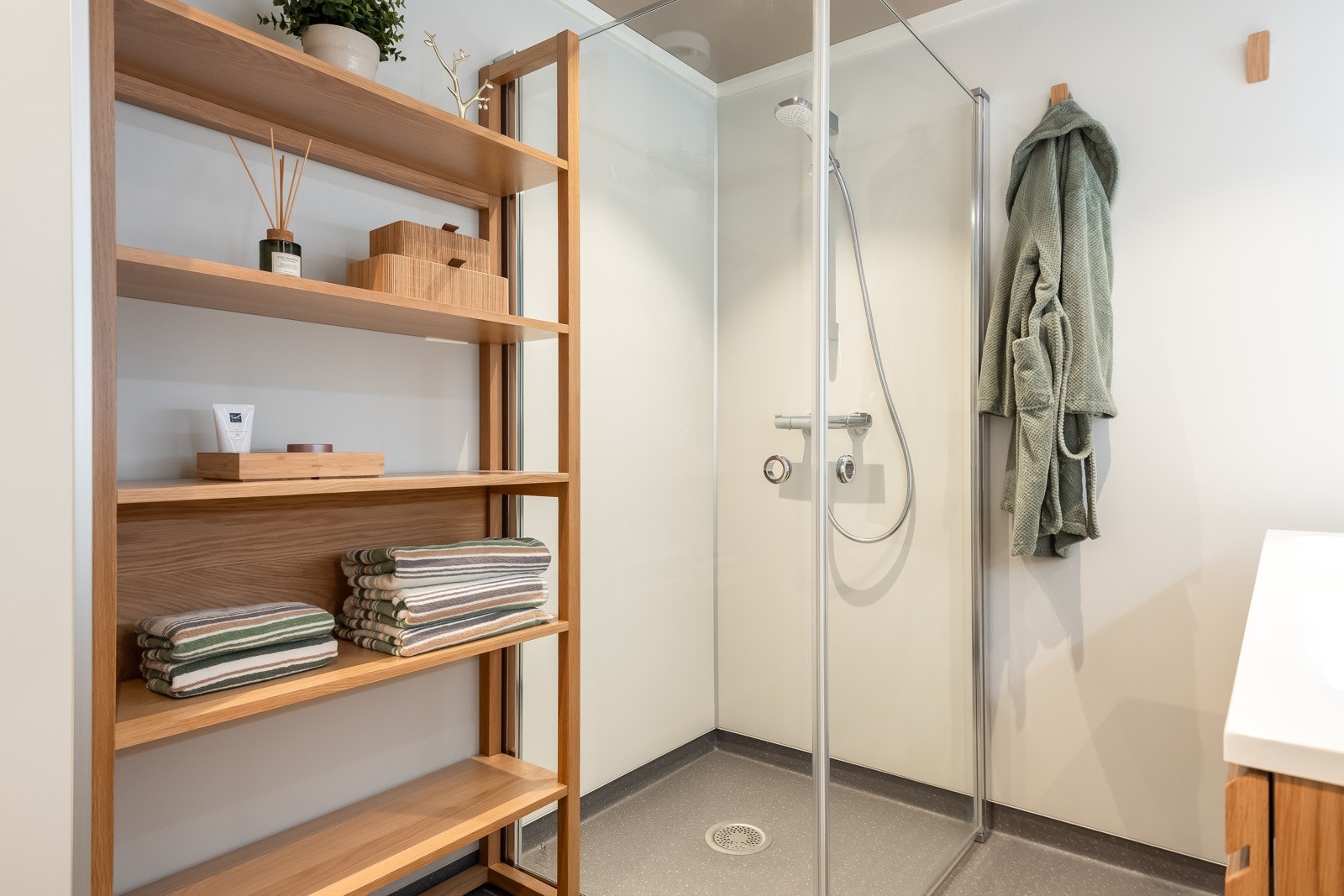 Ett bad er i kjelleretasjen og ett bad er i 2. etasje. Galleribilde