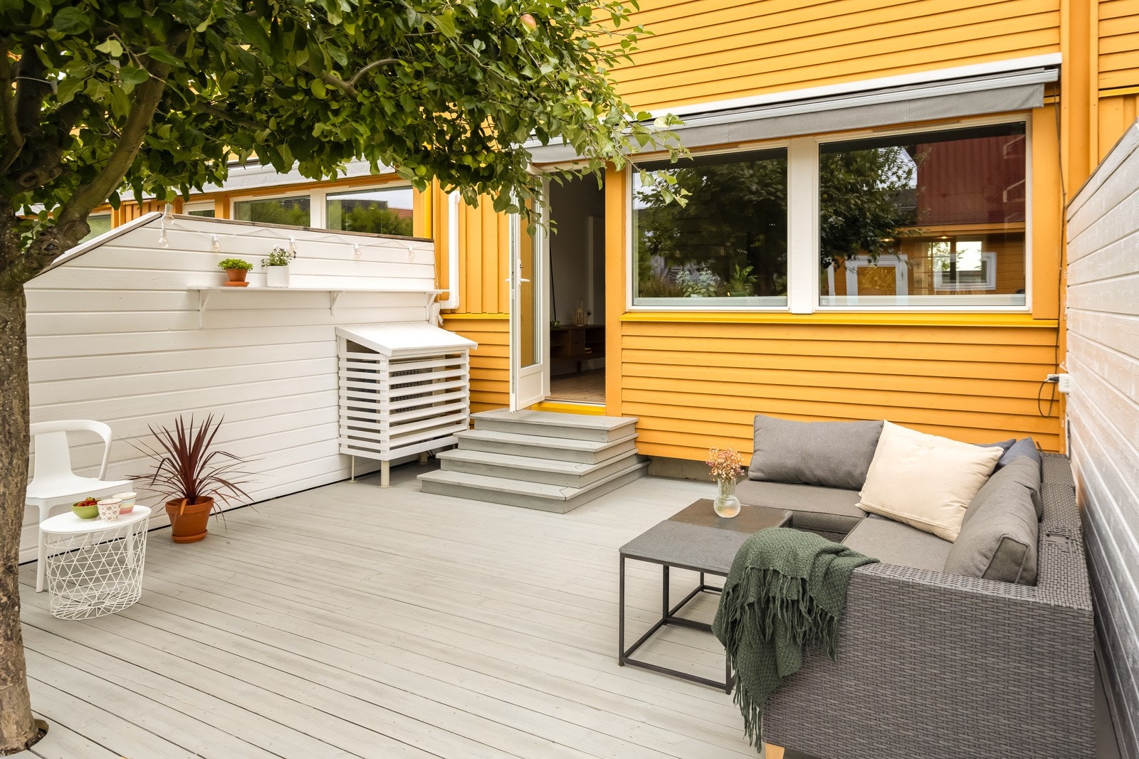 Boligen har en stor (24 kvm) og solrik terrasse på baksiden. Galleribilde