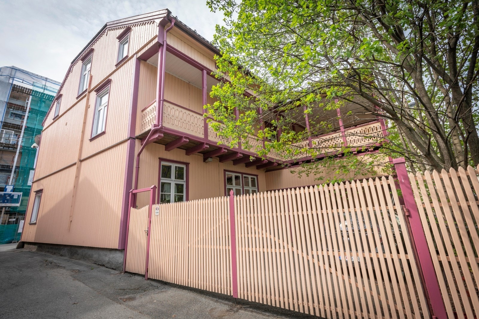 Svært sjarmerende bygård med hyggelige terrasse i privat bakgård Galleribilde