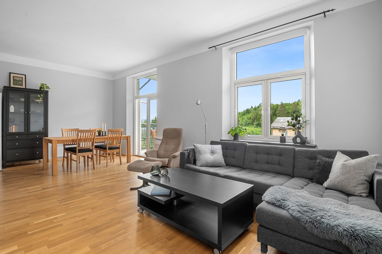 Leiligheten disponerer egen biloppstillingsplass. Galleribilde