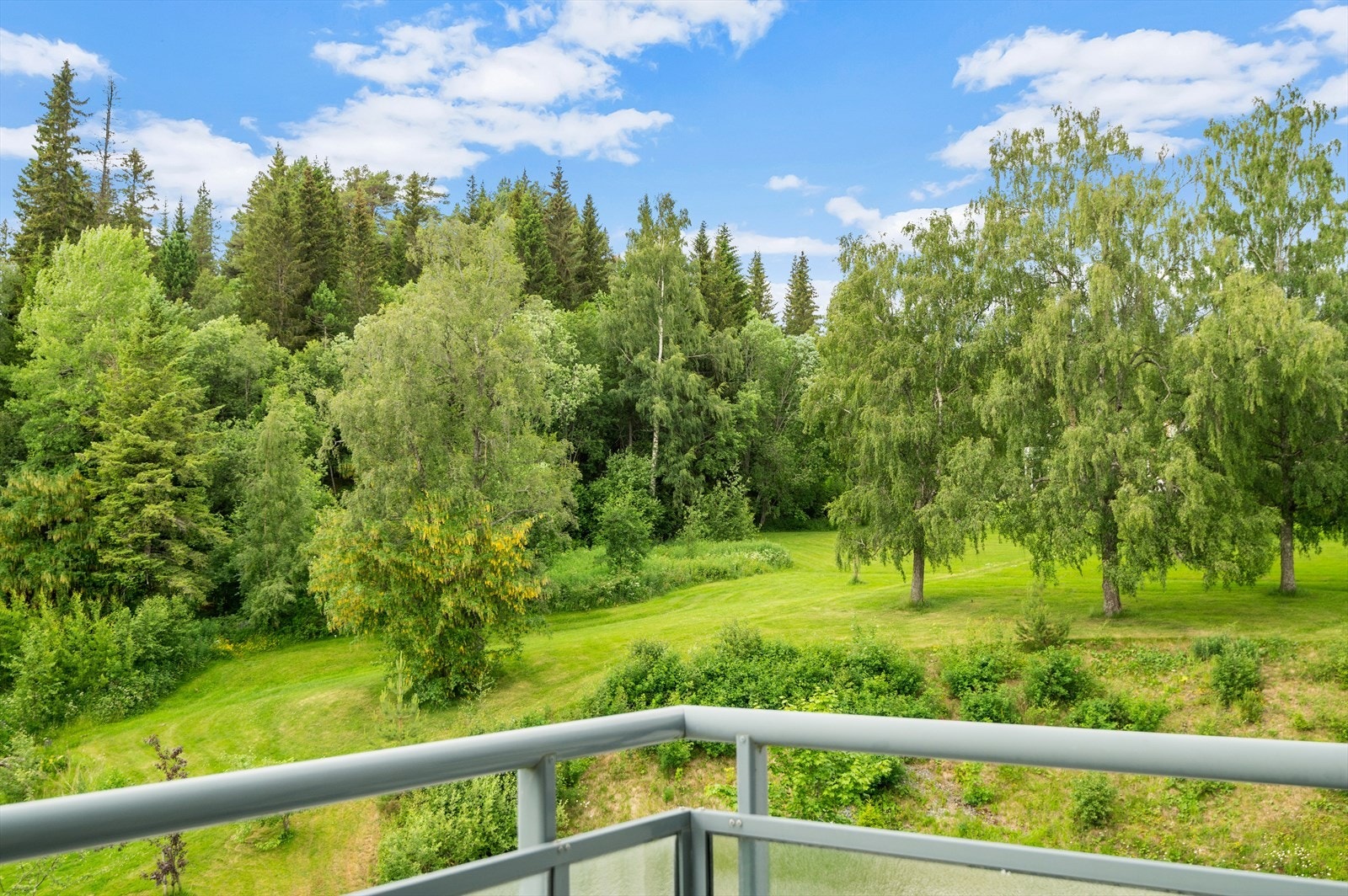 Naturen ligger rett utenfor bygget som byr på gode muligheter for flotte turer på stiene i nærområdet. I nærheten finner du også Hestsjøen som bare er en spasertur fra leiligheten. Galleribilde