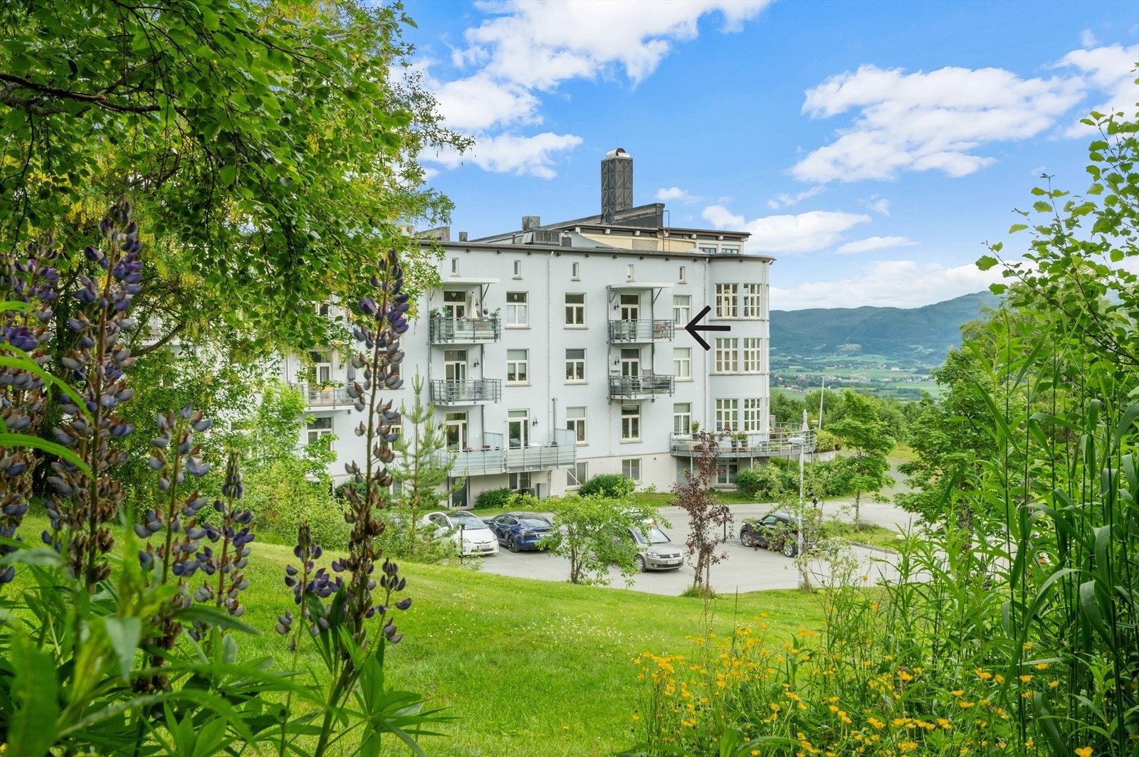 Leiligheten ligger vestvendt i byggets 3. etasje. Galleribilde