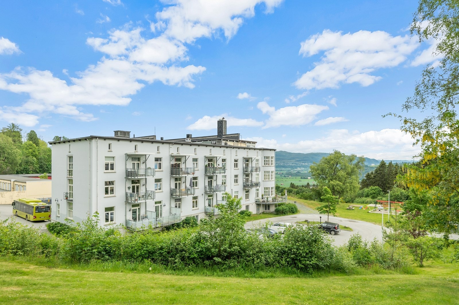 Leiligheten ligger i et rolig og naturskjønt område uten gjennomgangstrafikk. Perfekt for den som vil bo litt utenfor sentrum, men samtidig ha kort kjørevei til service- og kulturtilbud. Galleribilde